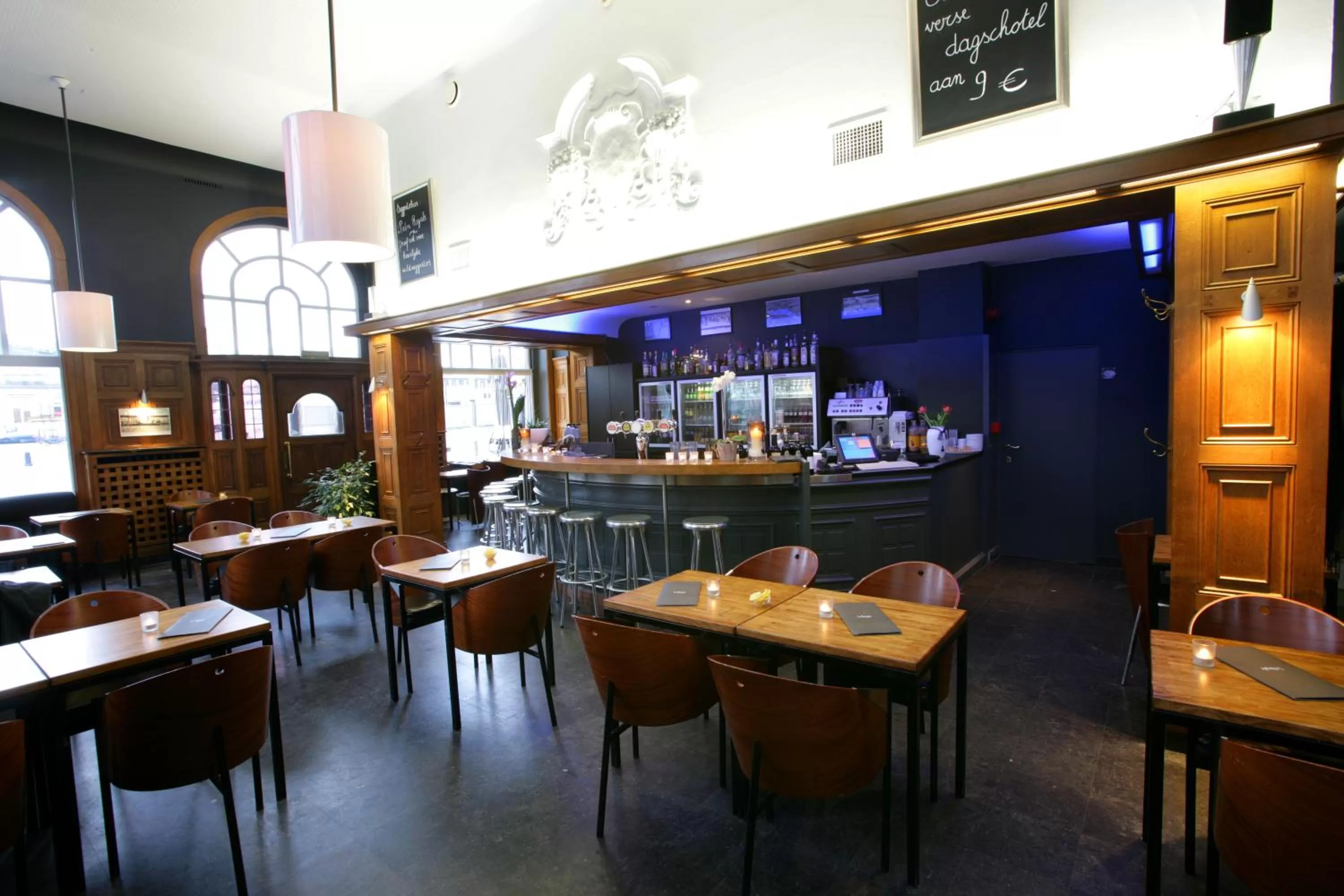 Restaurant/places to eat in Hotel La Royale