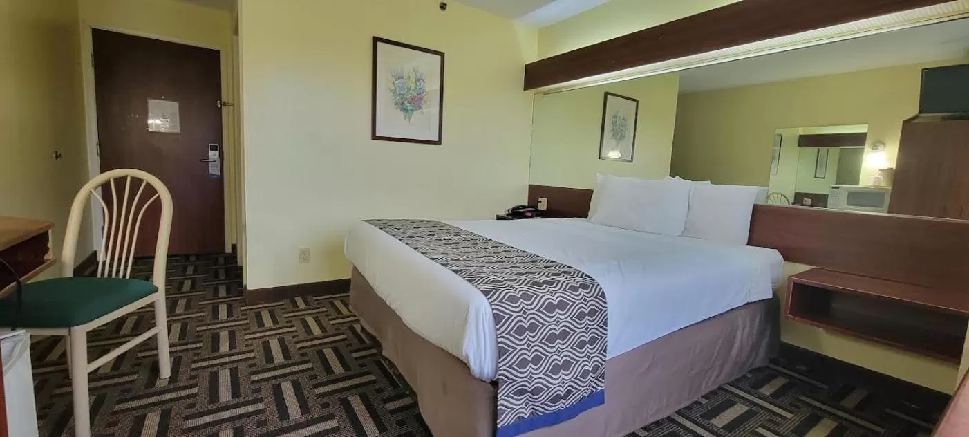 Queen Room - Non-Smoking in Microtel Inn & Suites by Wyndham Tulsa - Catoosa Route 66