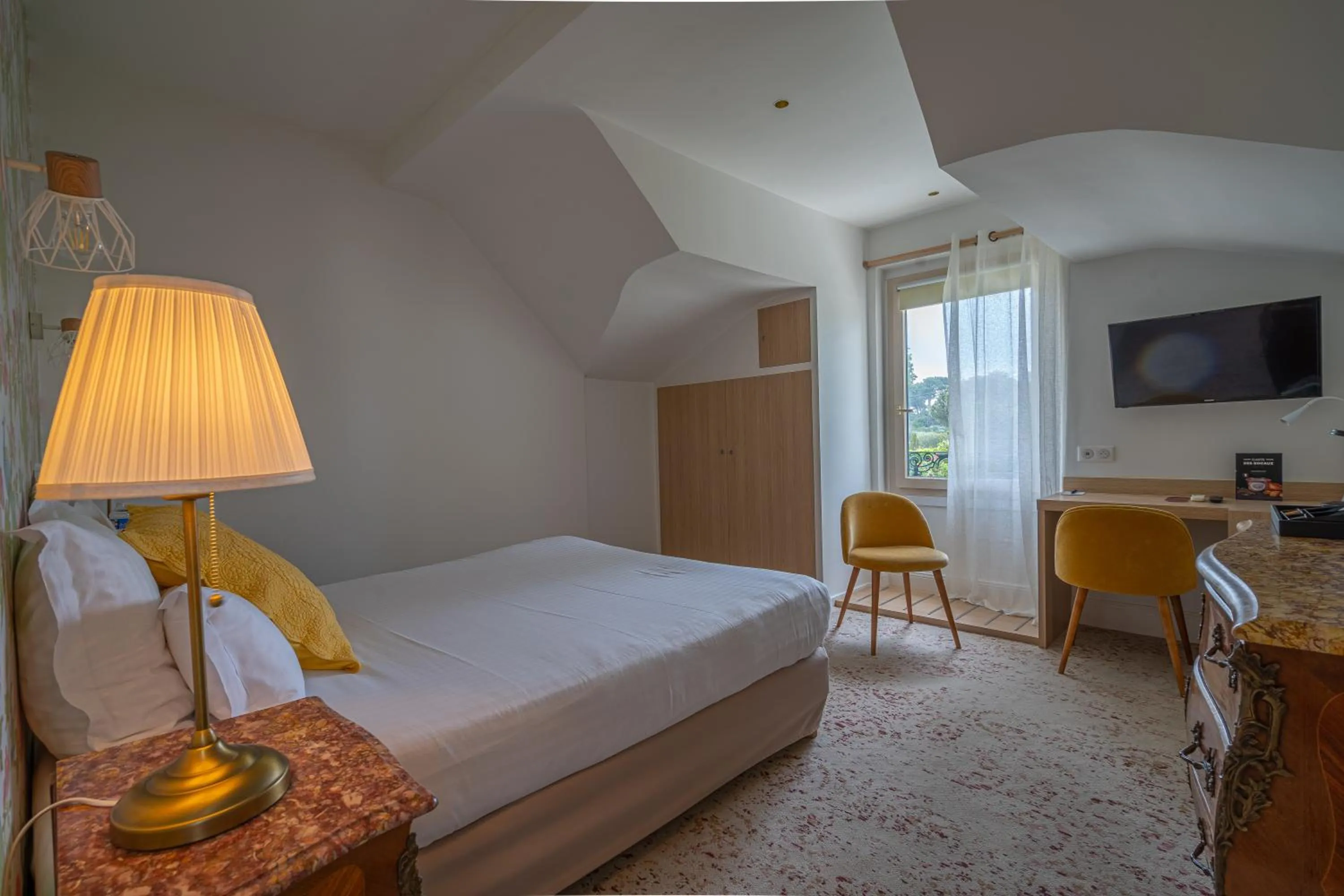 Property building, Bed in Hôtel The Originals Résidence de Rohan (EX RELAIS DU SILENCE)