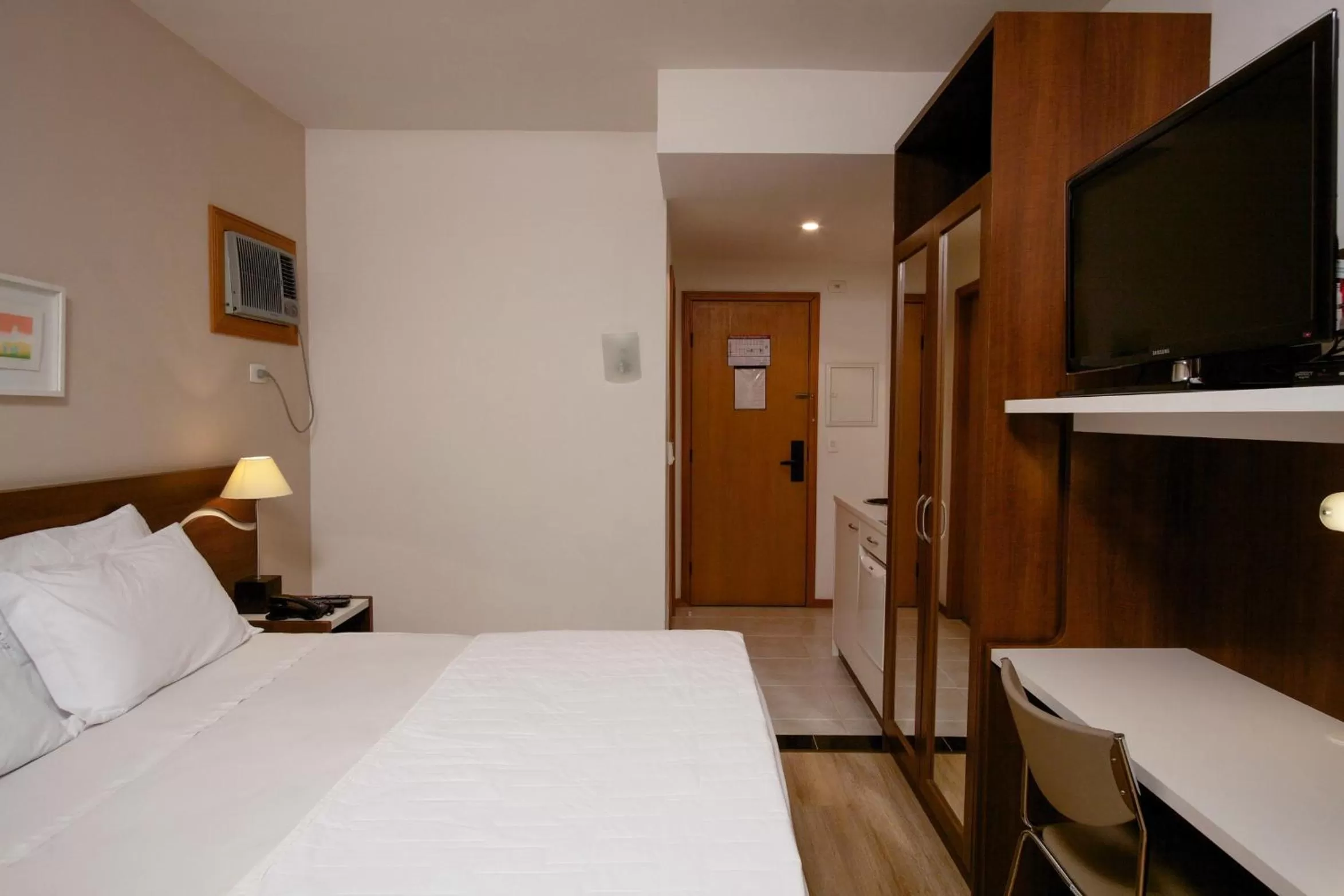 TV and multimedia, Bed in Bristol Centro Civico Curitiba