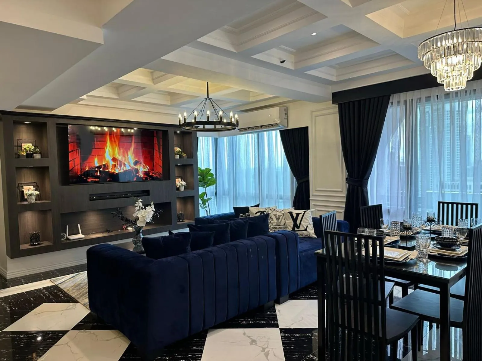 Communal lounge/ TV room in Mpt Suites