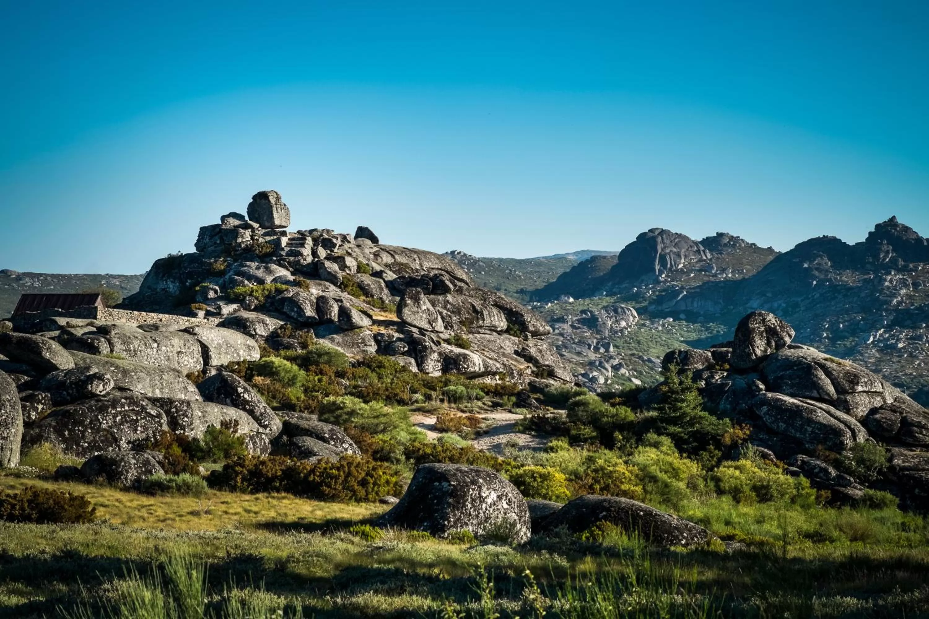 Hiking in Casa das Penhas Douradas - Burel Expedition Hotel