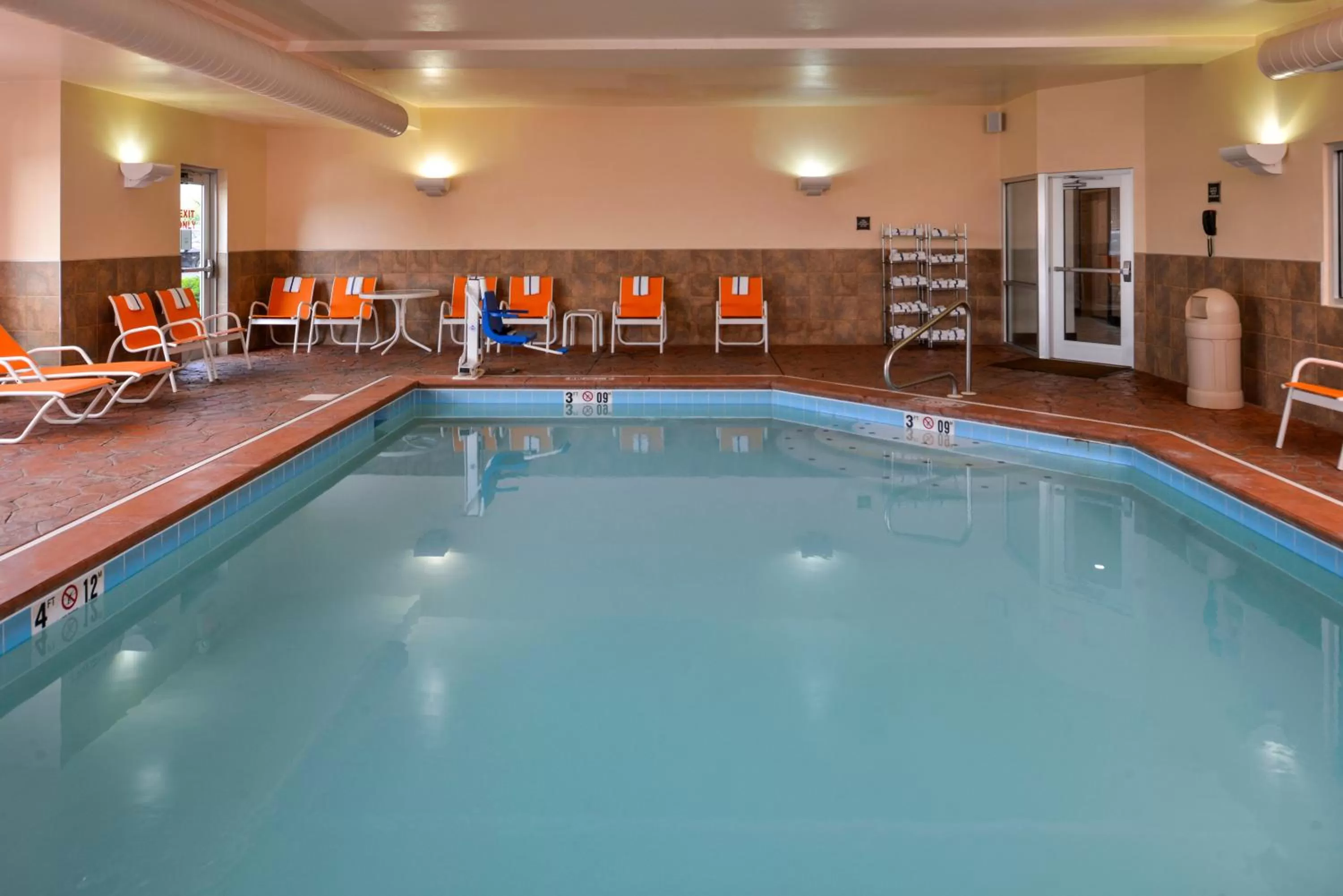 Swimming pool in Holiday Inn Express Hotel & Suites Cincinnati - Mason by IHG
