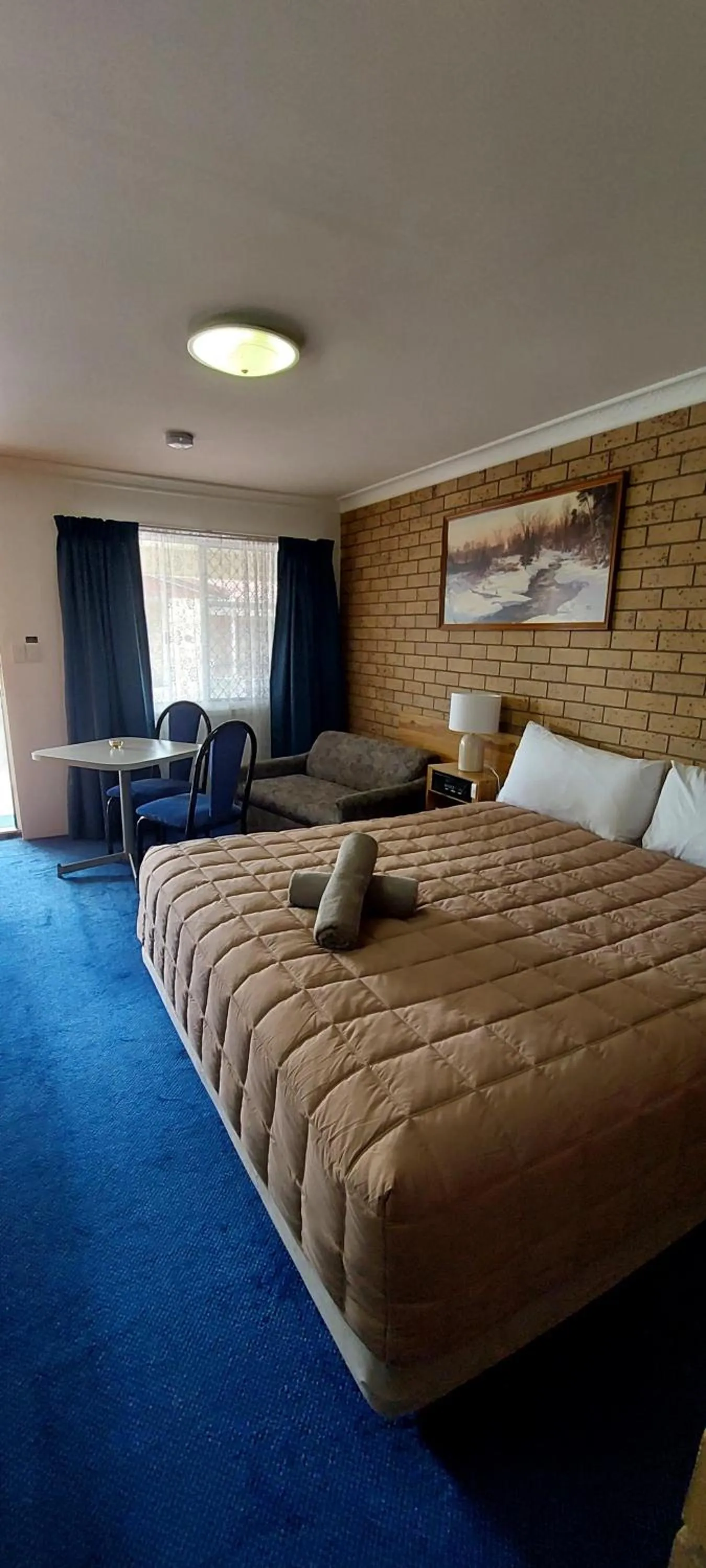 Bed in Settlers Motor Inn