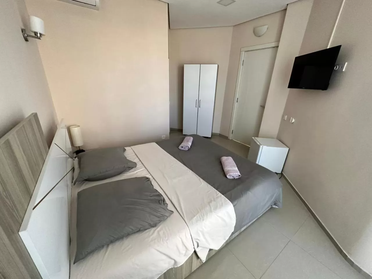 Photo of the whole room, Bed in National+