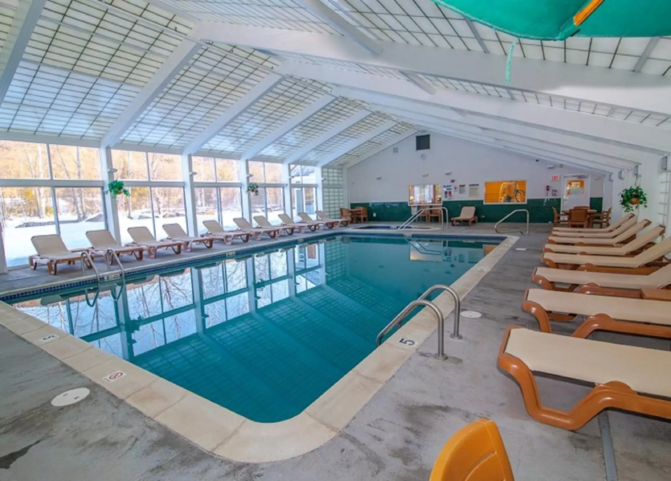 Swimming Pool in Rivergreen Resort Swimming Pool in Rivergreen Resort