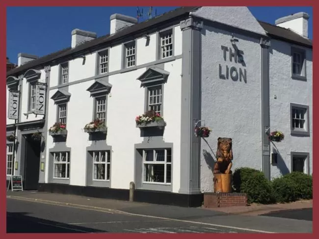 Facade/entrance in The Lion Hotel