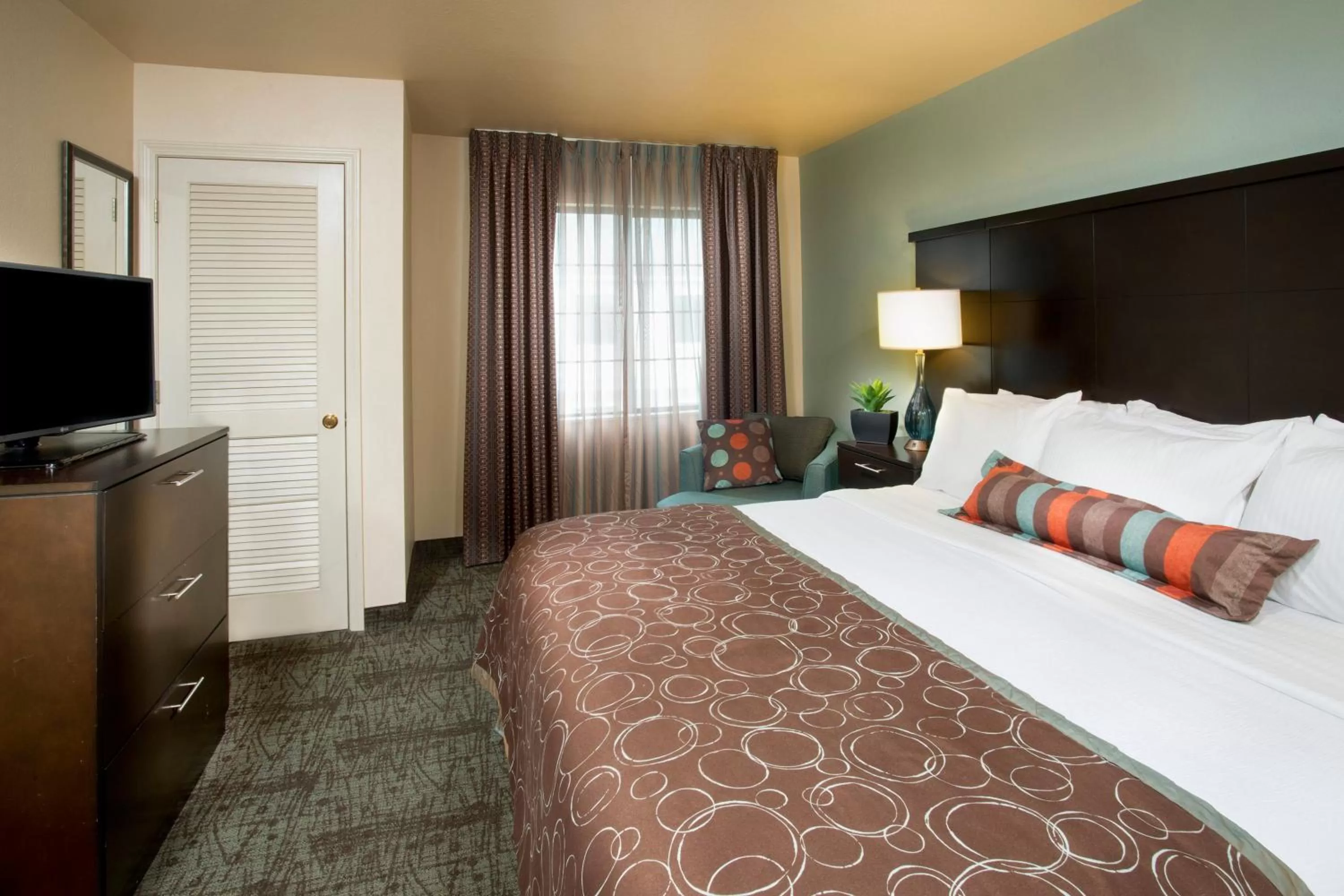 Photo of the whole room, Bed in Staybridge Suites Myrtle Beach-Fantasy Harbour by IHG