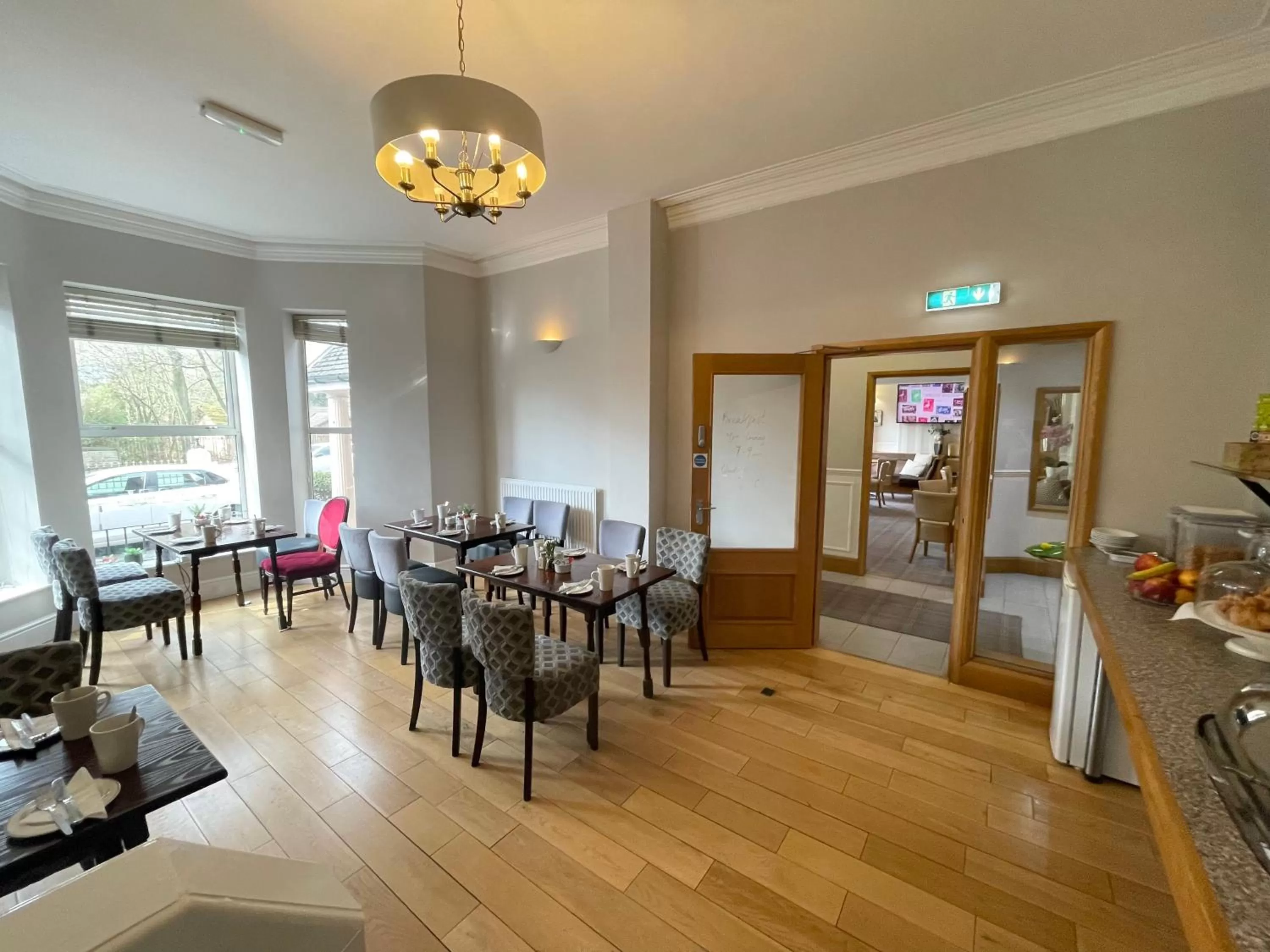 Restaurant/places to eat in The Westlynne Hotel & Apartments