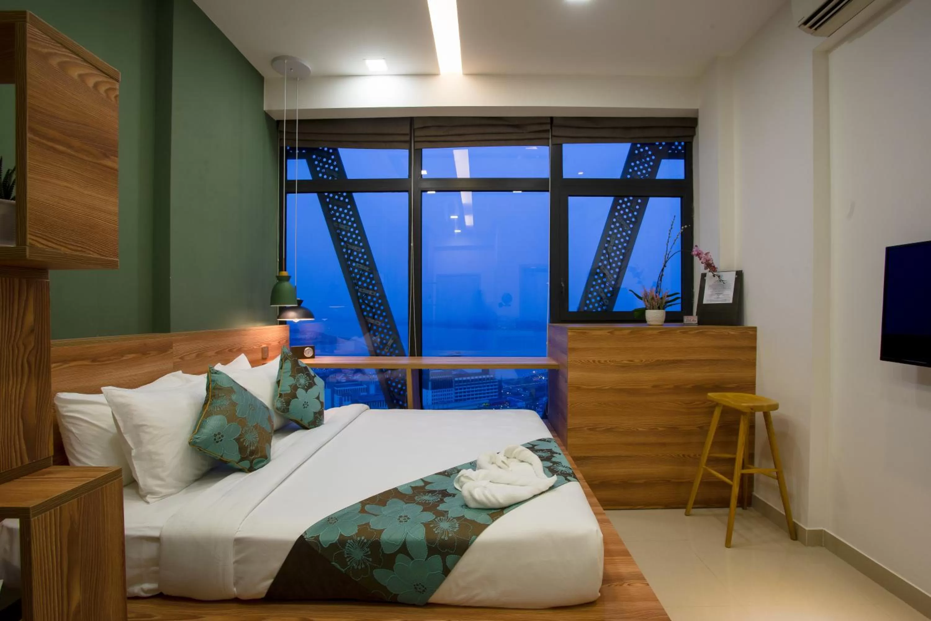 Bathroom, Bed in The Snowbell Hotel & Spa at The Bridge