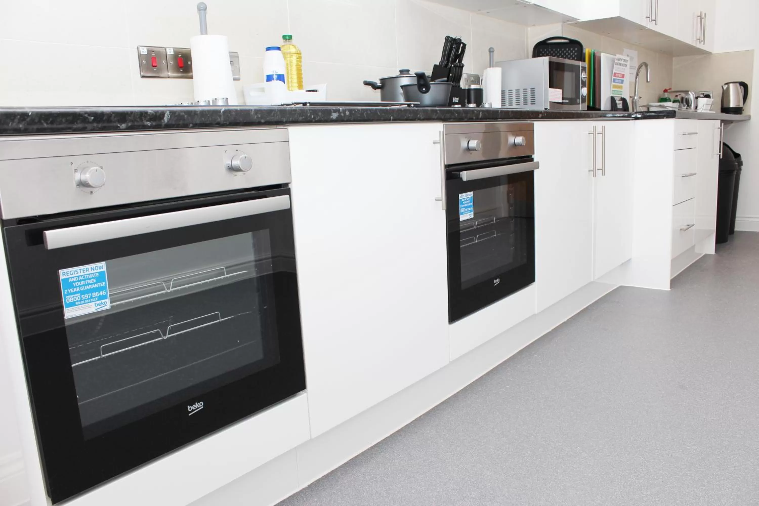 Communal kitchen in Flexistay Leicester Gable Aparthotel