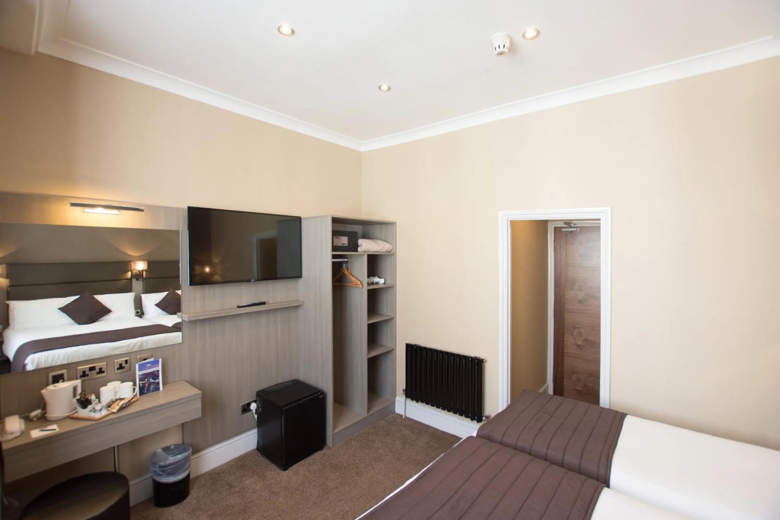 Photo of the whole room, Bed in Brunel Hotel