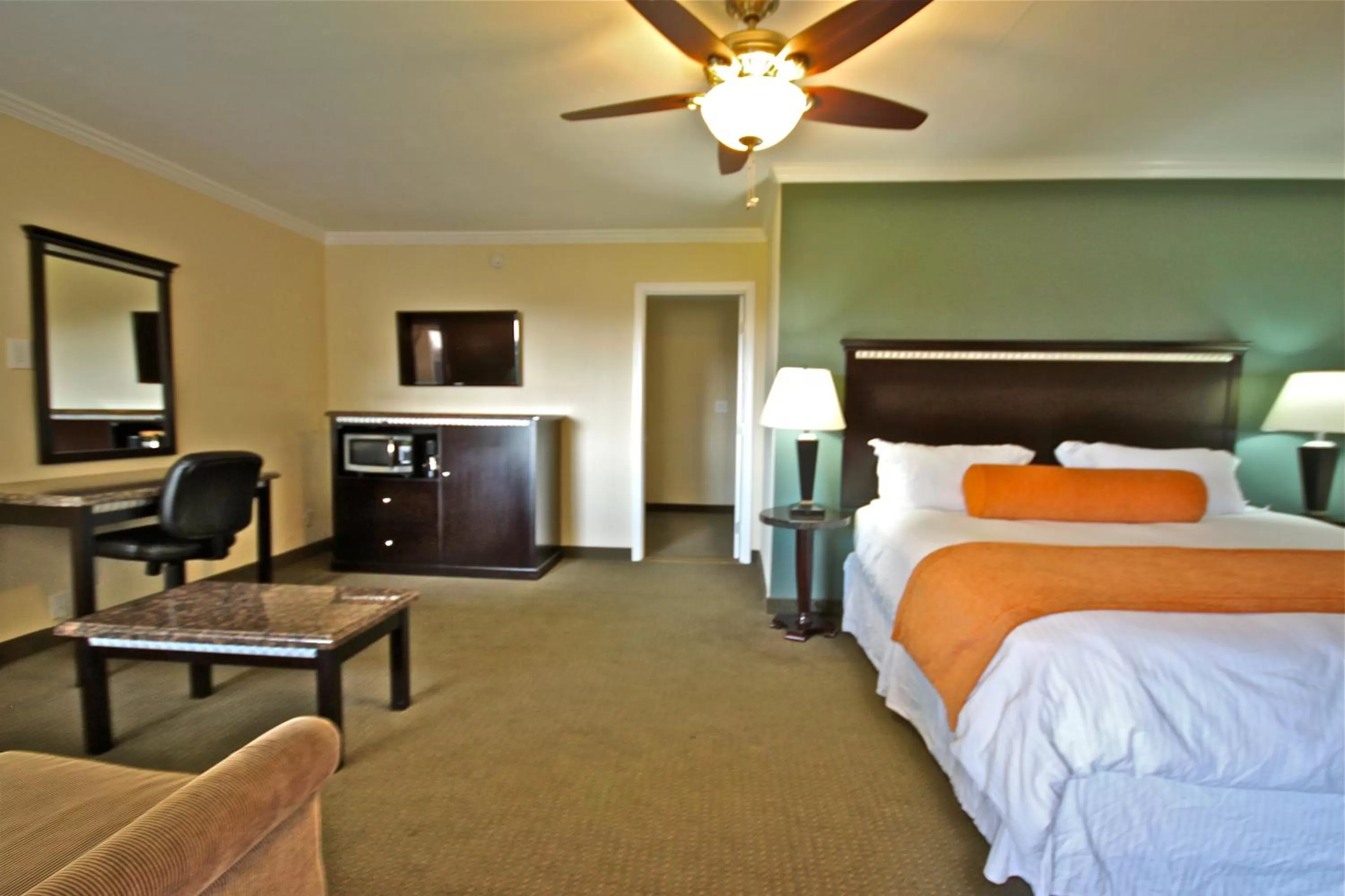 Living room, Bed in Travelodge by Wyndham Santa Maria