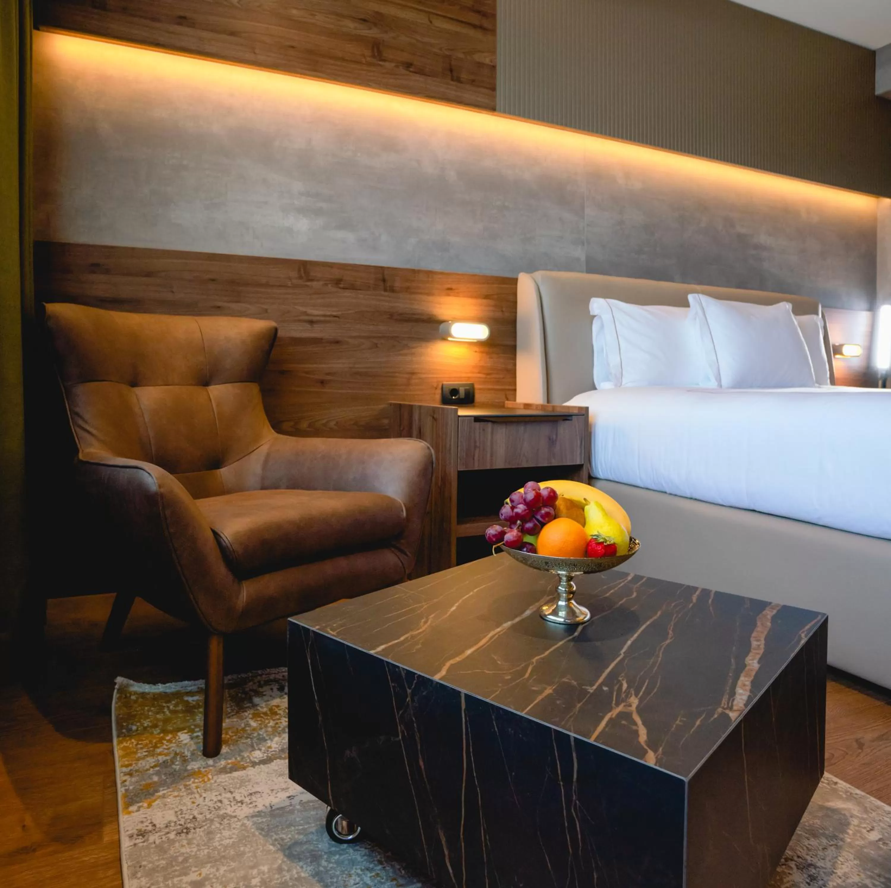 Living room, Bed in Emerald Hotel