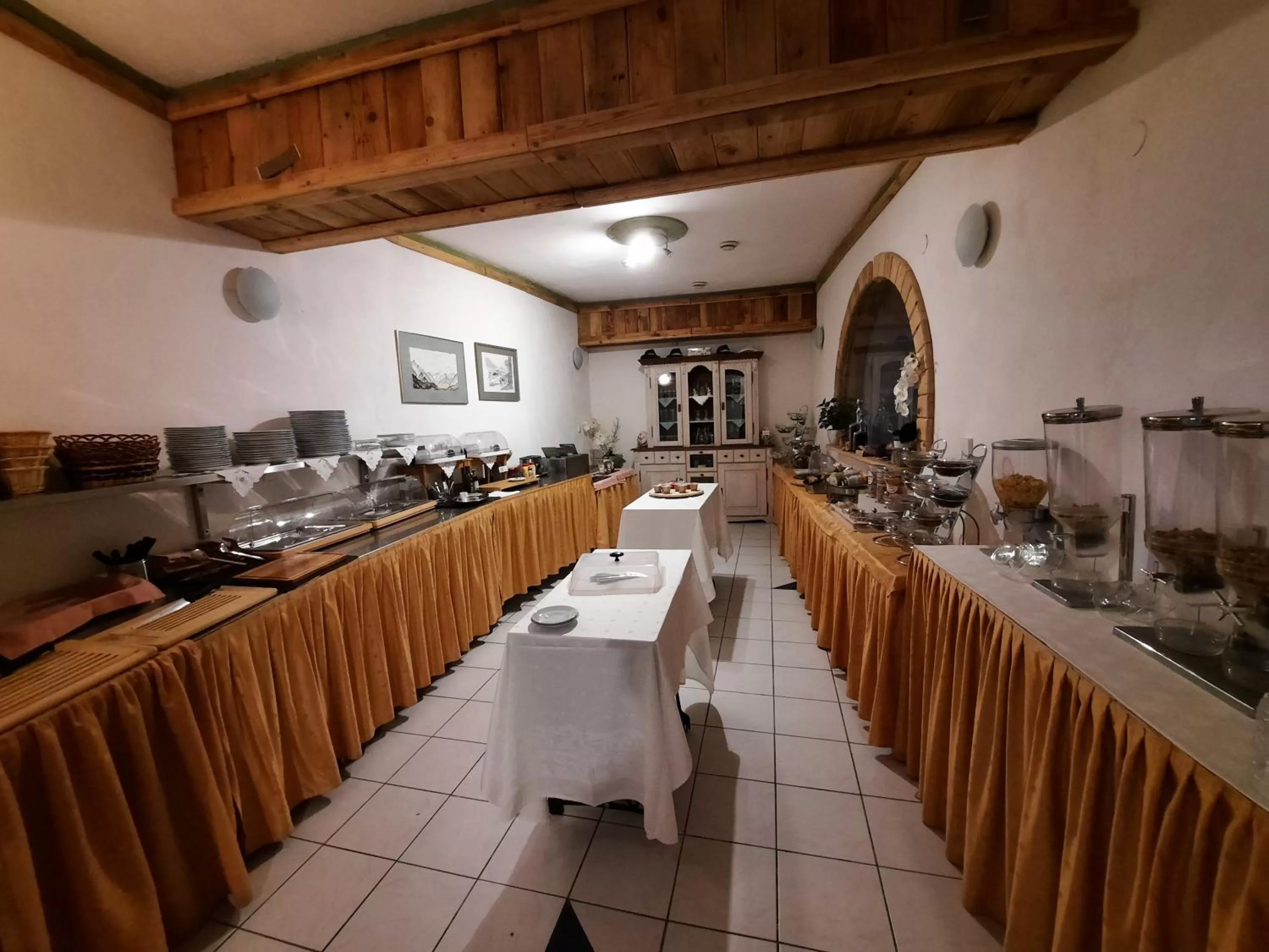 Restaurant/Places to Eat in Hotel Koruna