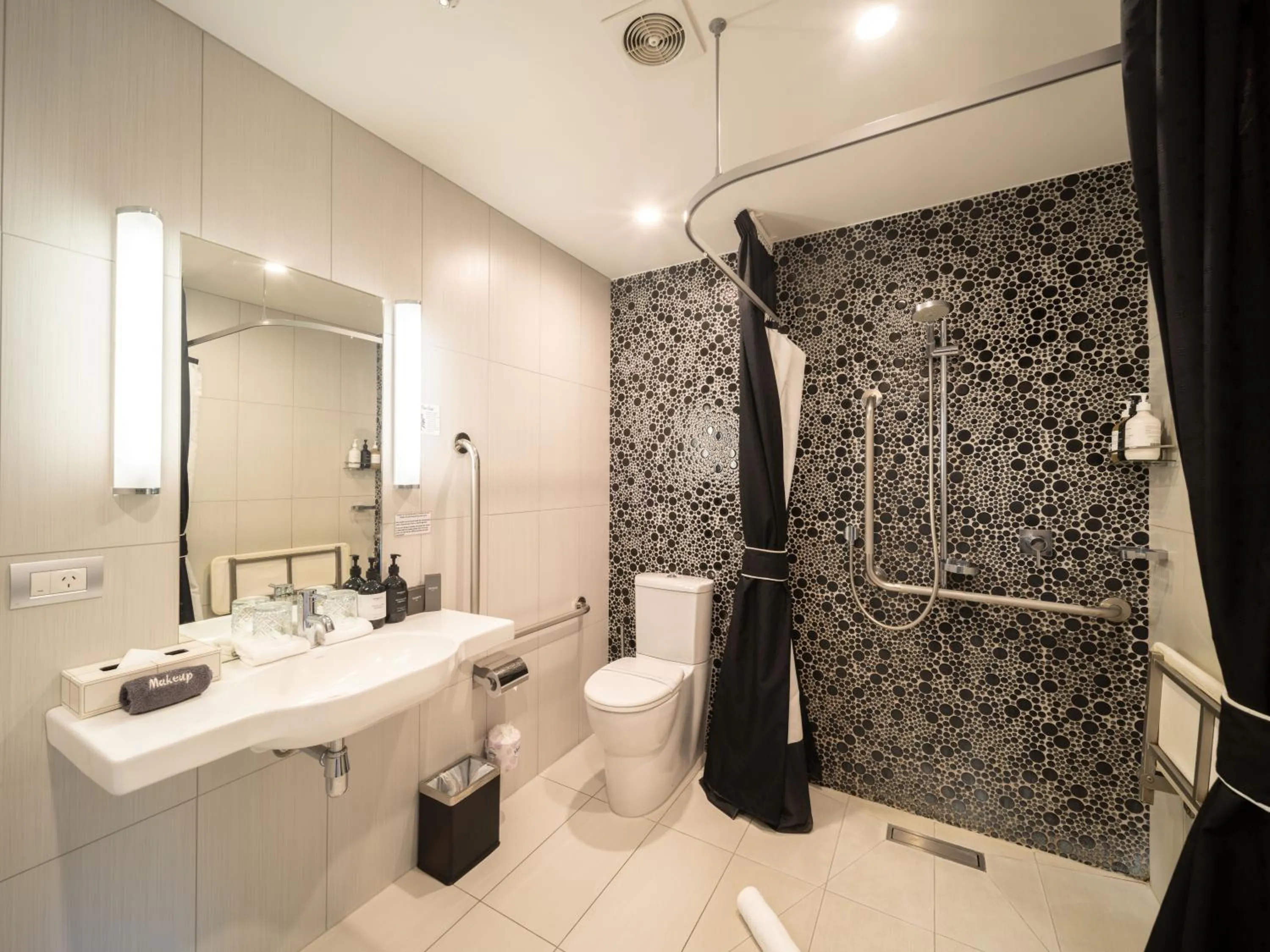 Bathroom in Black Swan Lakeside Boutique Hotel