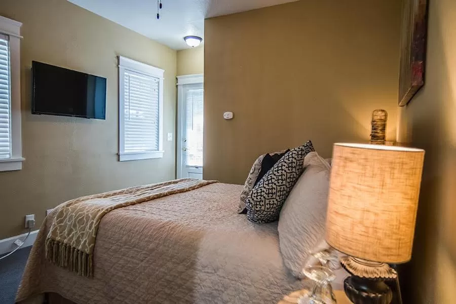 Bed in The Campbell House Inn