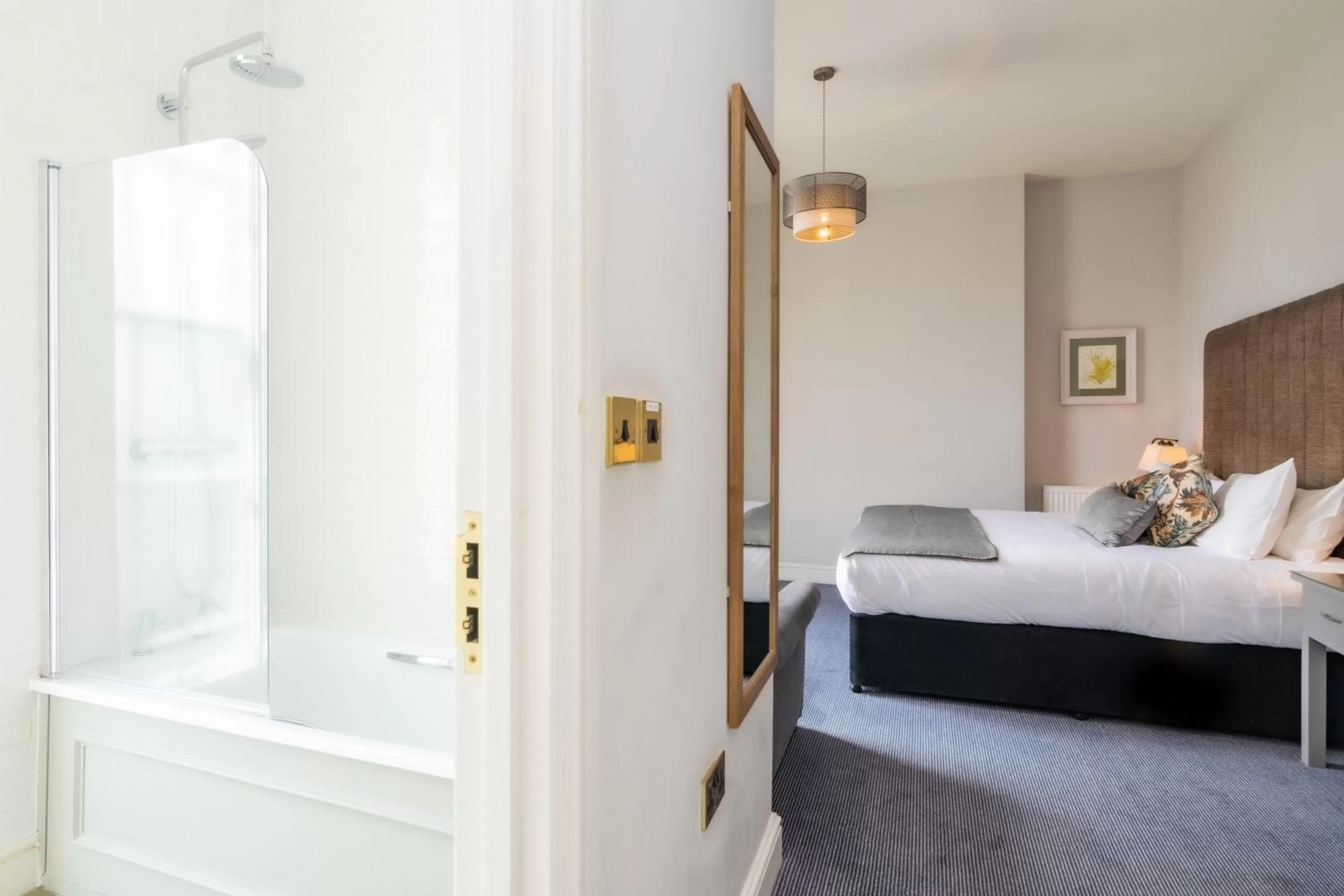 Bathroom, Bed in Tulse Hill Hotel