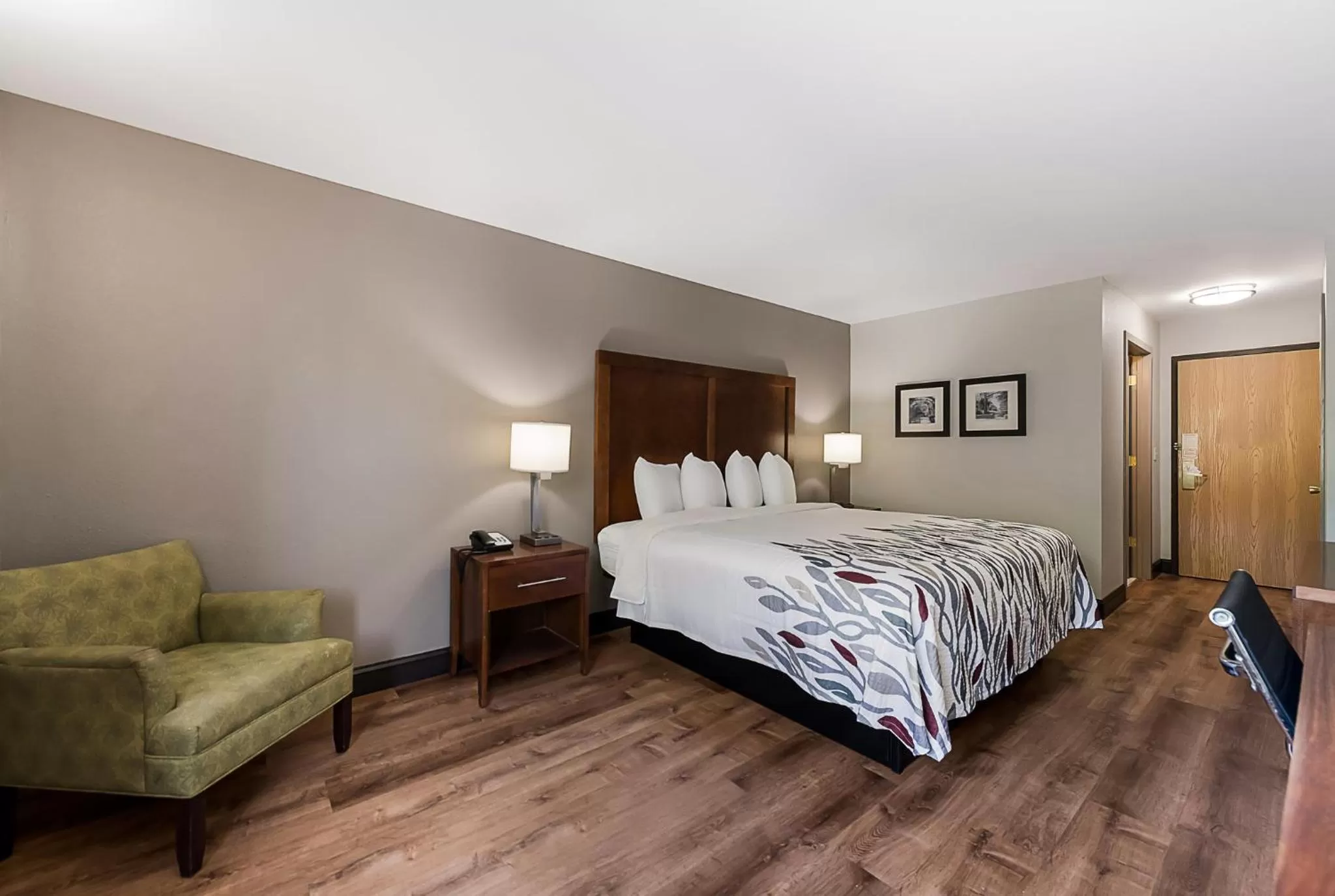 Photo of the whole room, Bed in Red Roof Inn Newport News - Yorktown