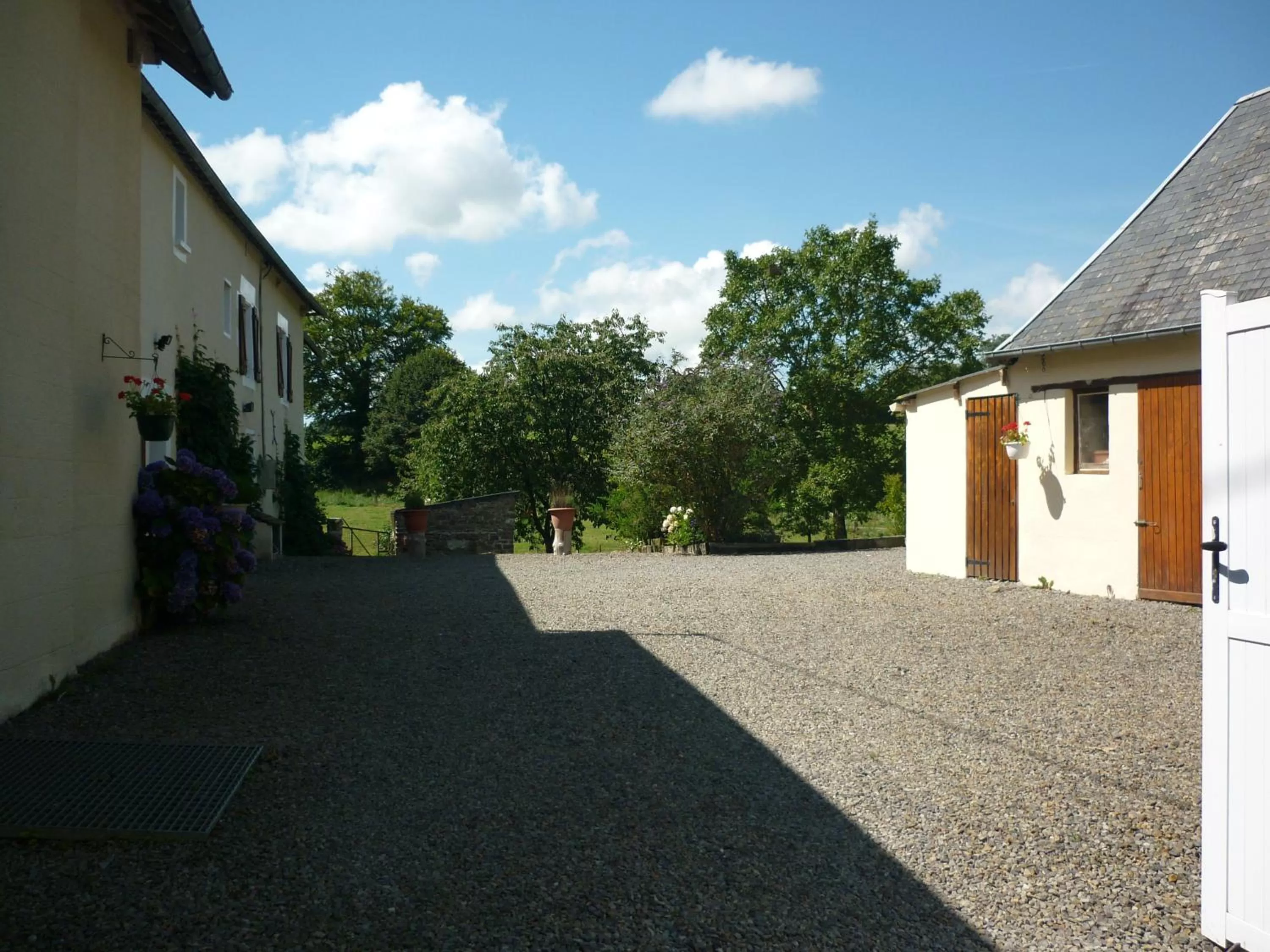 Facade/entrance in La Parisiere