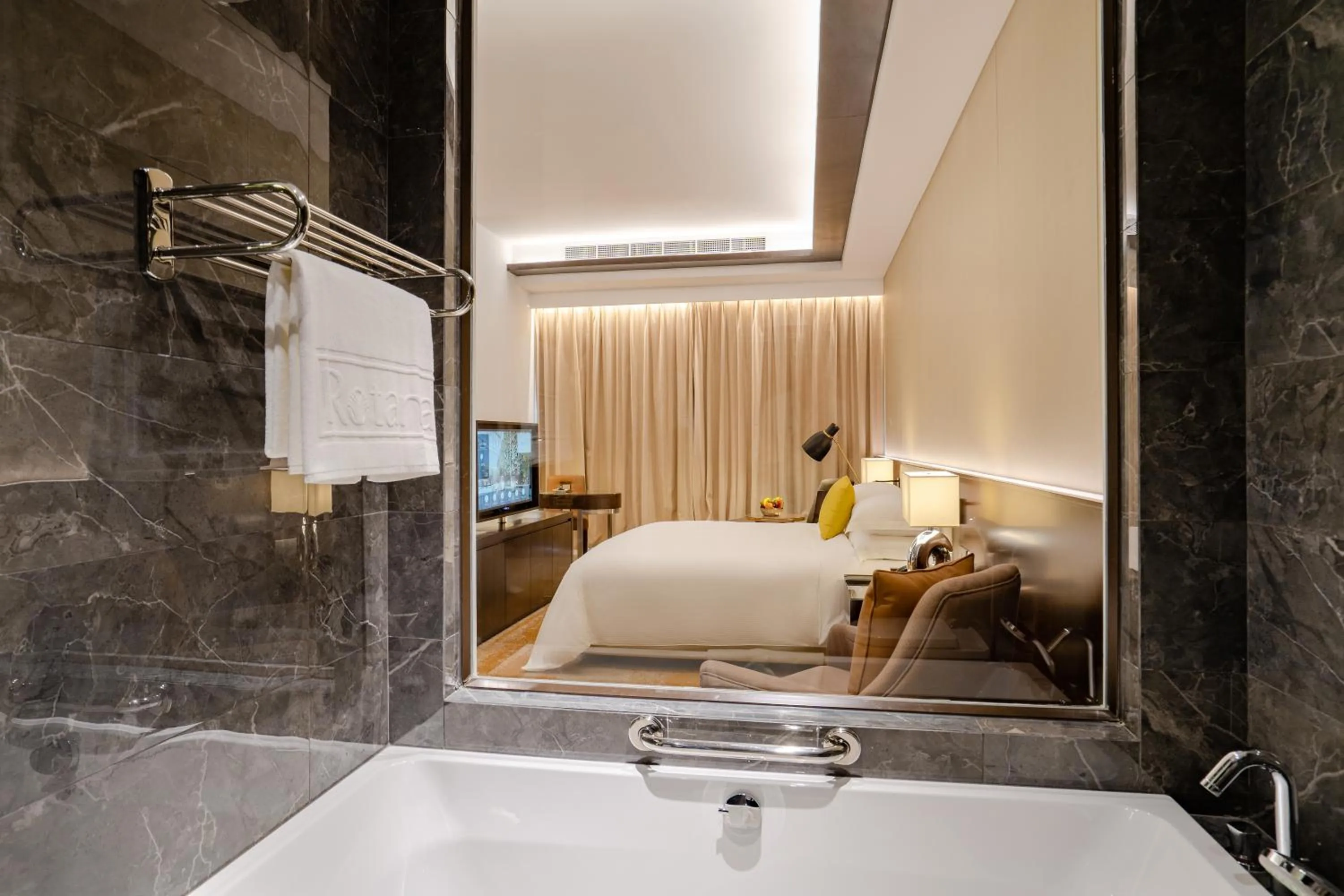 Bathroom, Bed in Johari Rotana