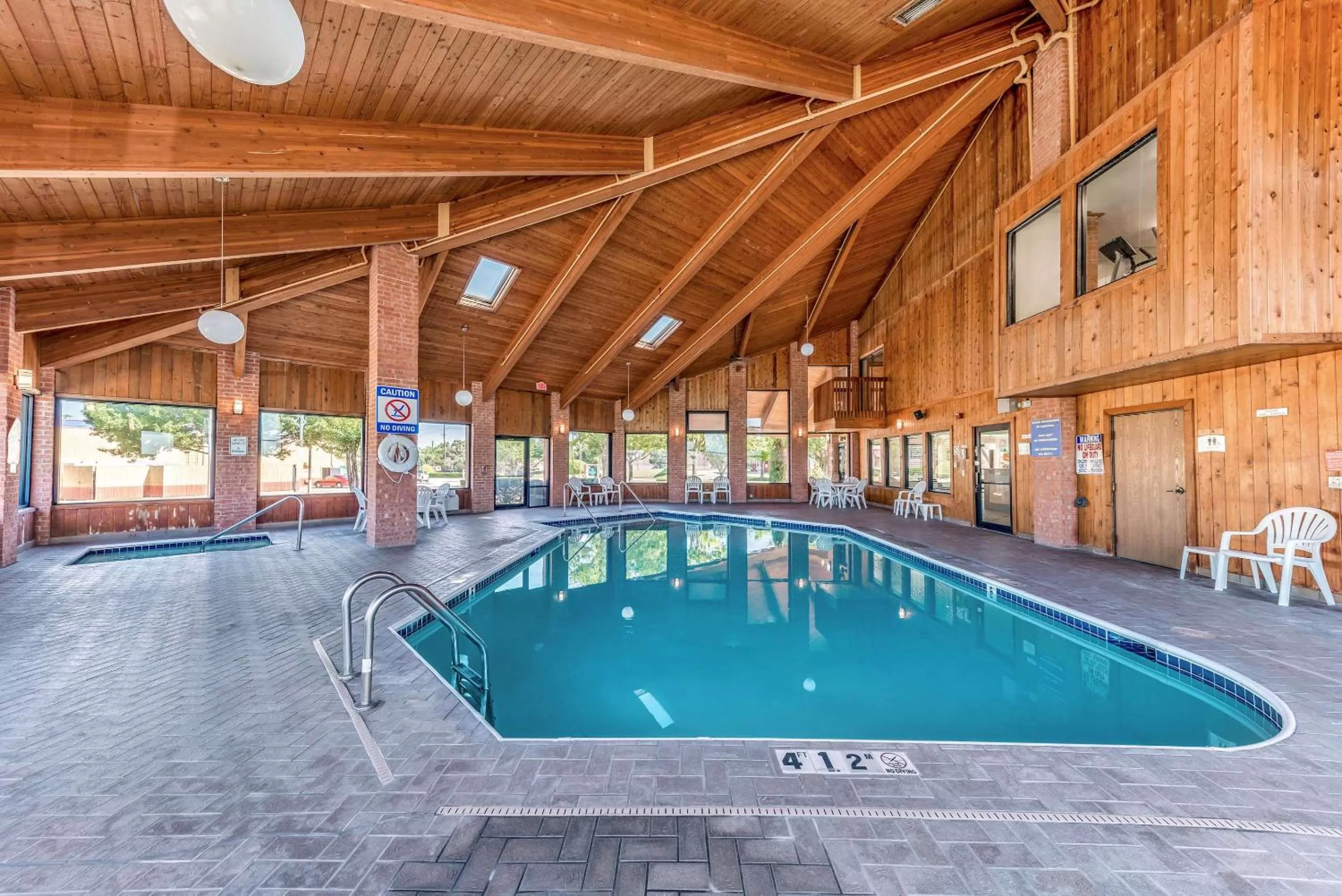 Swimming pool in Quality Inn Allen - Plano East