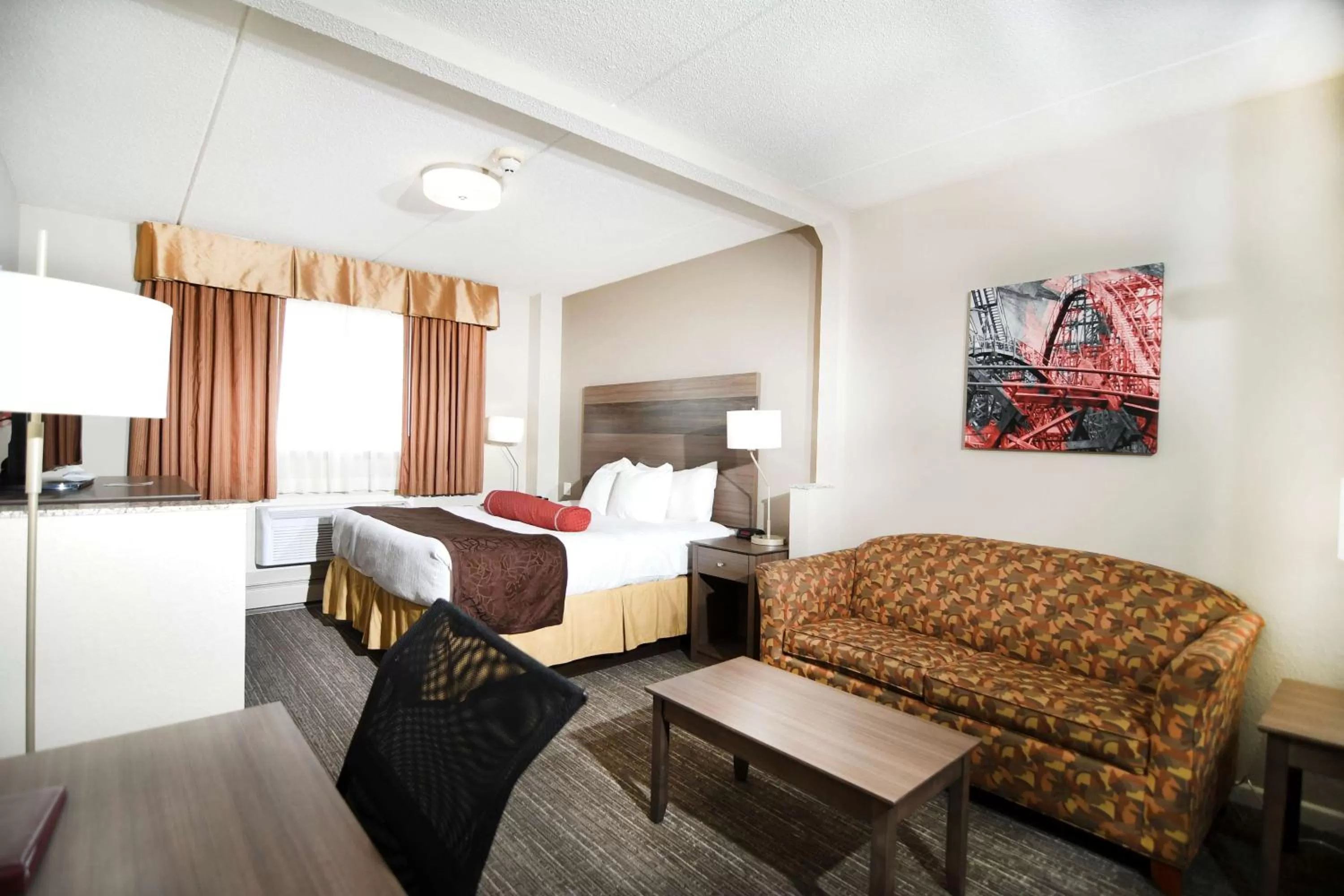 Photo of the whole room, Bed in Best Western Plus Sandusky Hotel & Suites