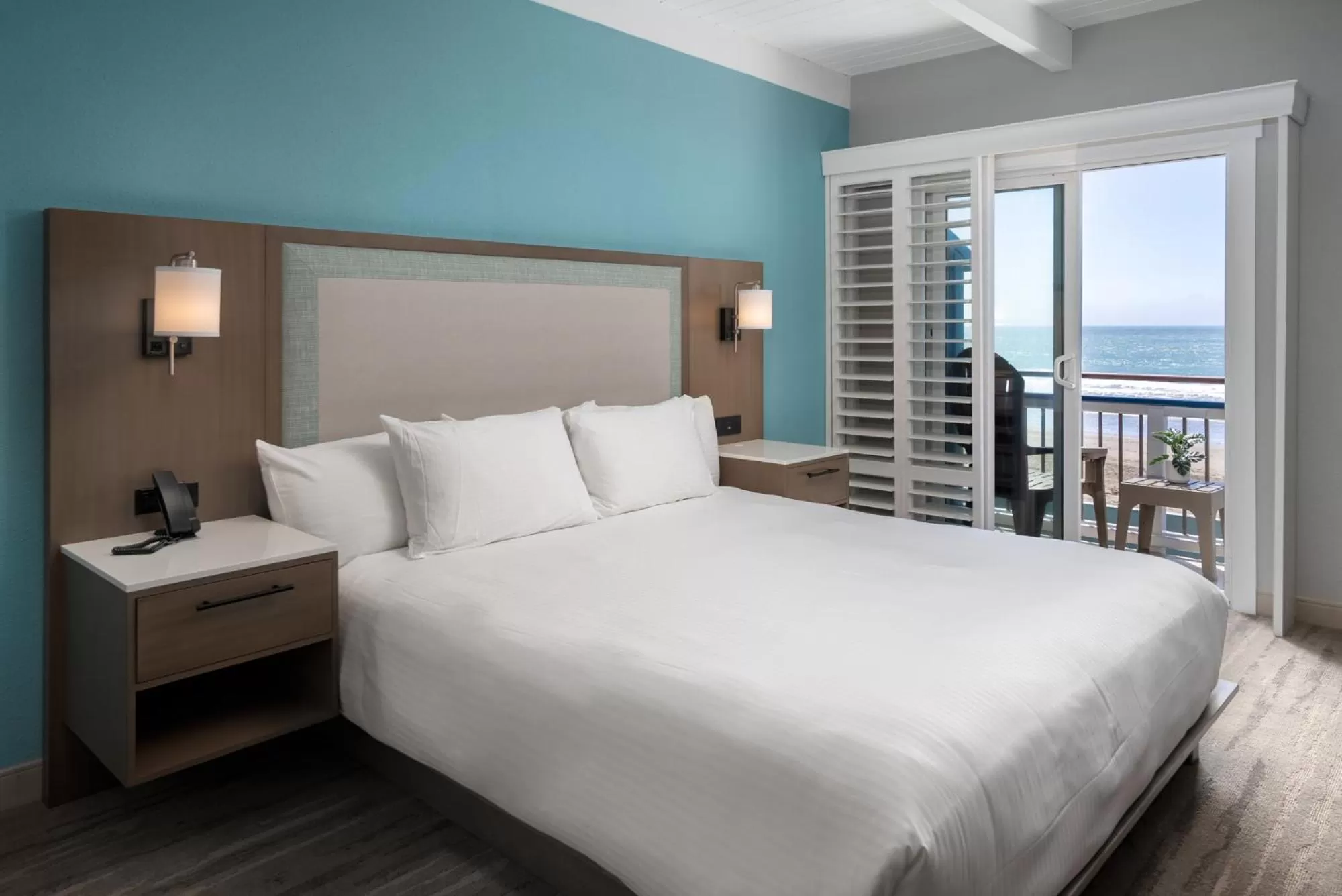 Balcony/Terrace, Bed in Shoreline Inn...on the beach