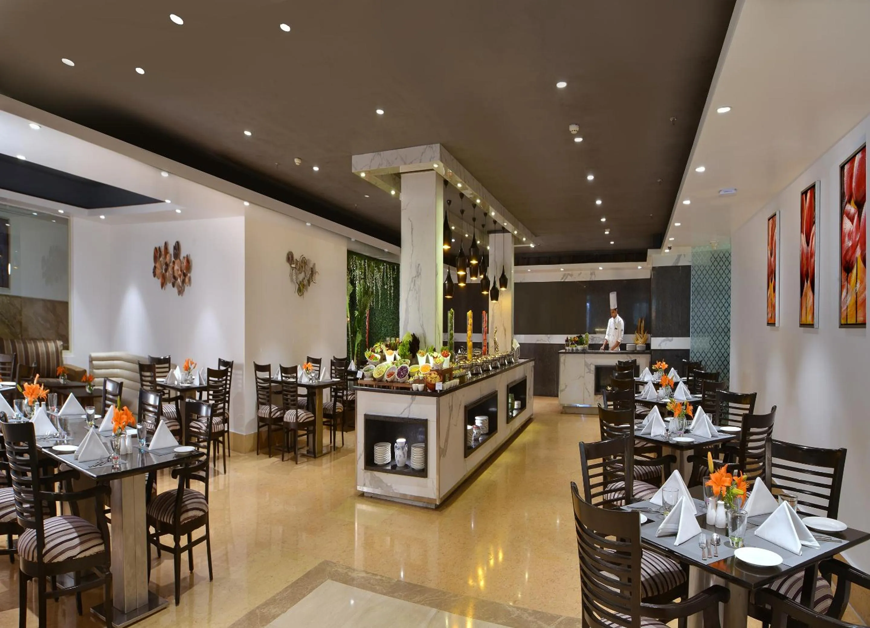 Restaurant/places to eat in Taurus Sarovar Portico