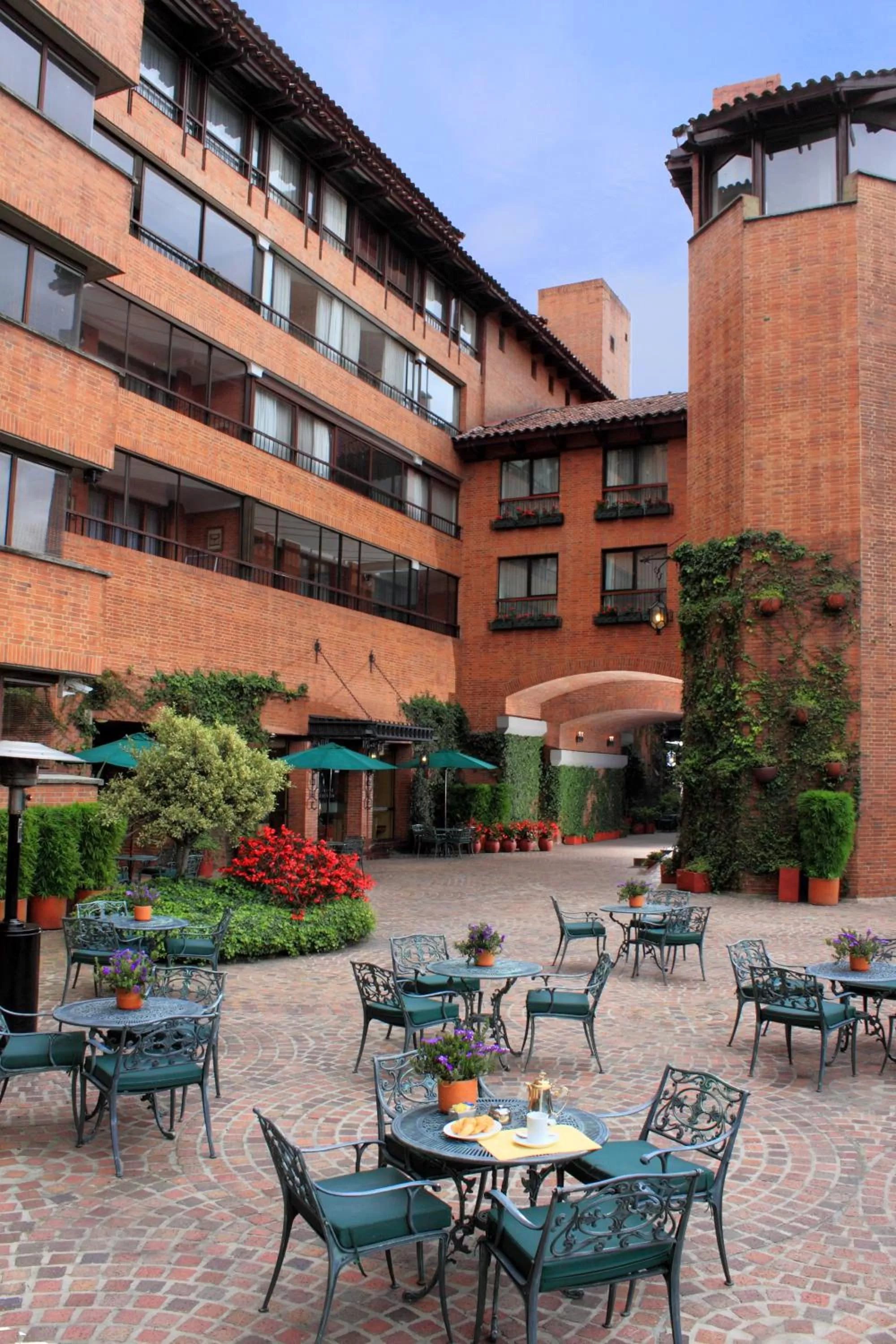 Restaurant/places to eat in Hotel Estelar La Fontana