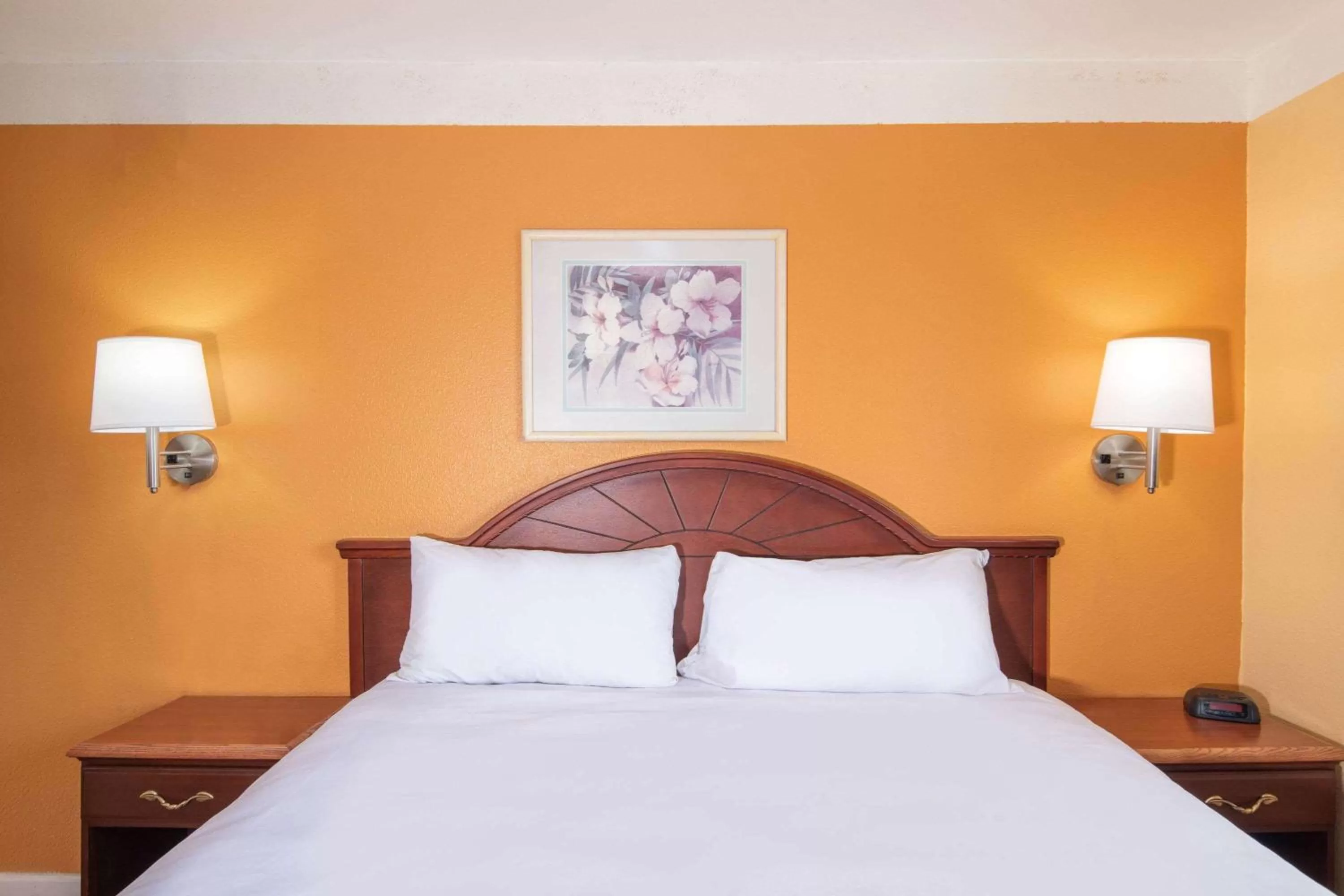 Queen Studio Suite - Non-Smoking in Travelodge by Wyndham Kingman