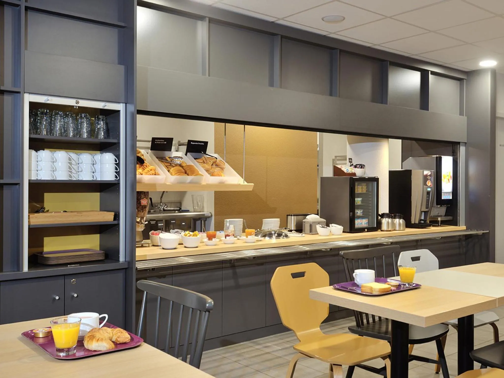 Food and drinks in B&B HOTEL Lyon Caluire Cité Internationale