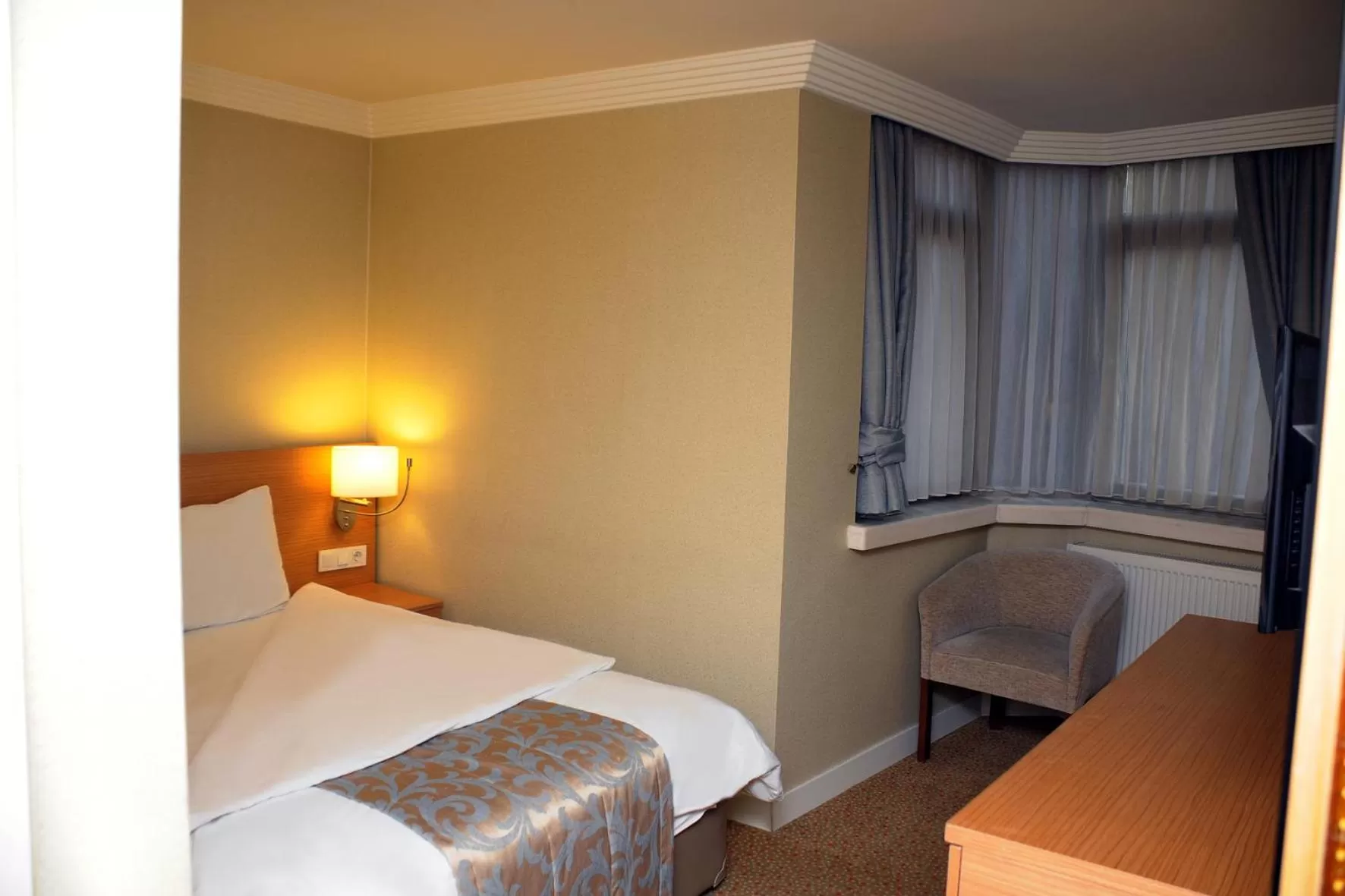 Seating area, Bed in Sahinbey Hotel