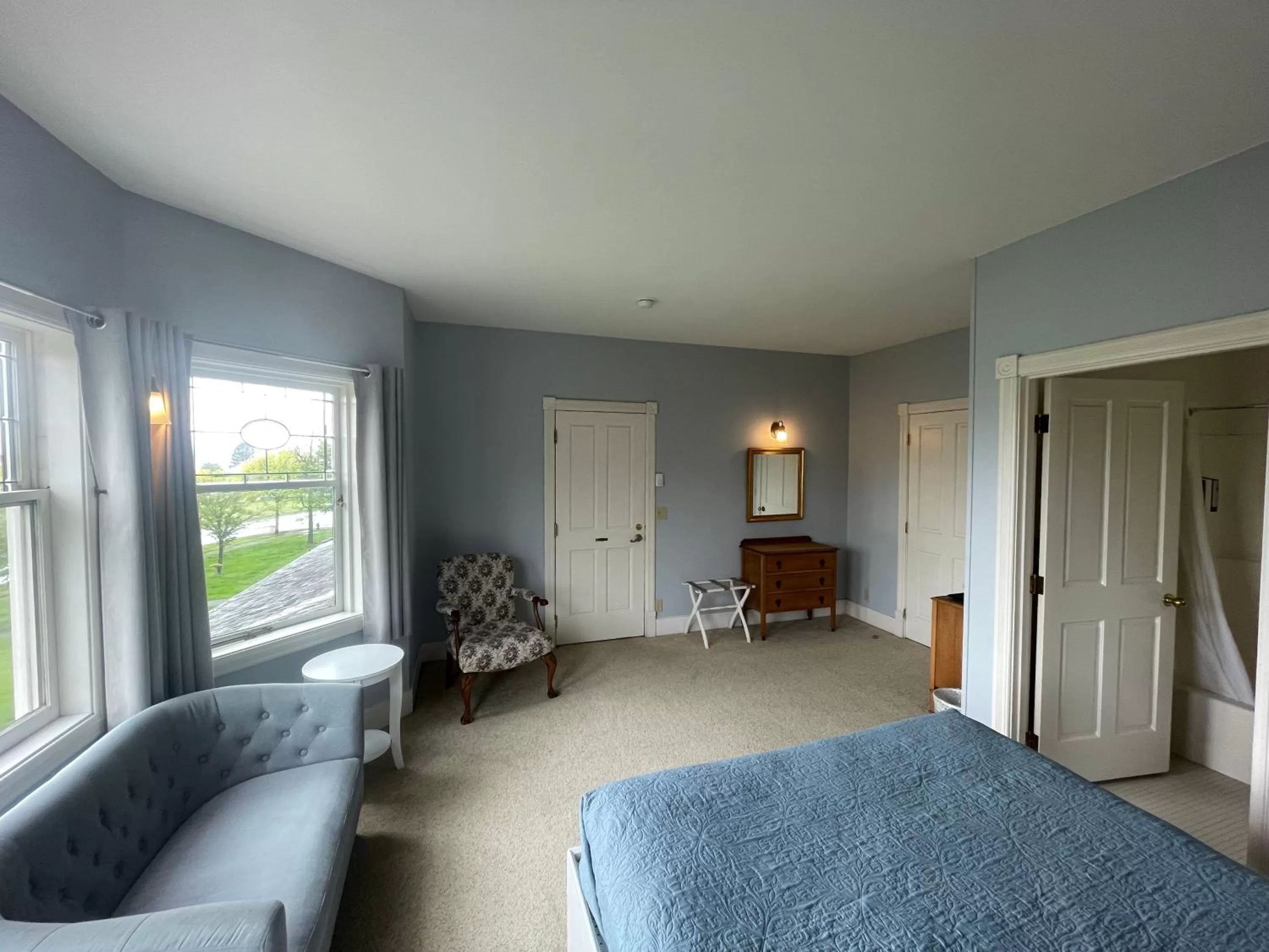 Bed in The Edenwild Boutique Inn