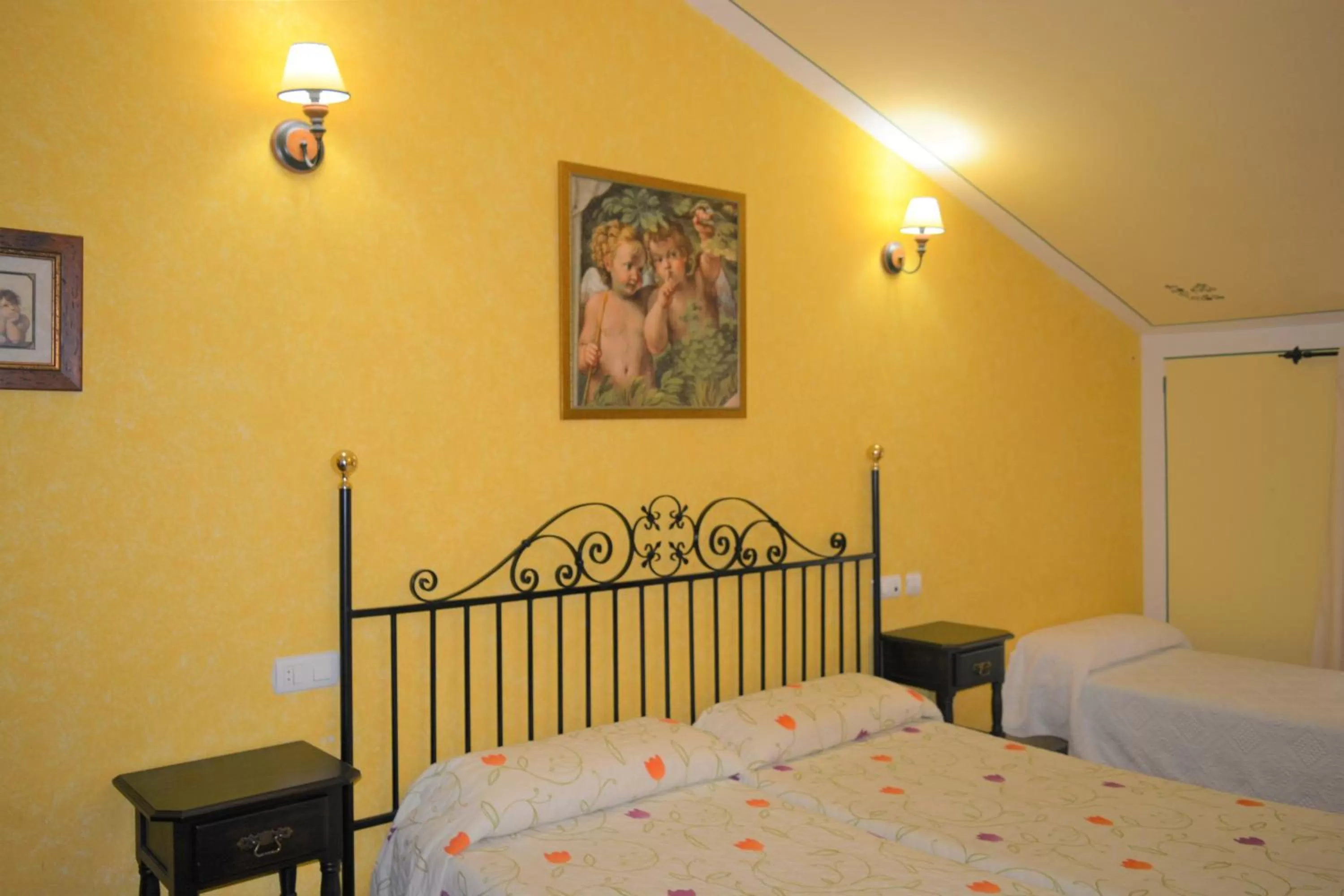 Photo of the whole room, Bed in Hospedium Hotel Rural Soterraña