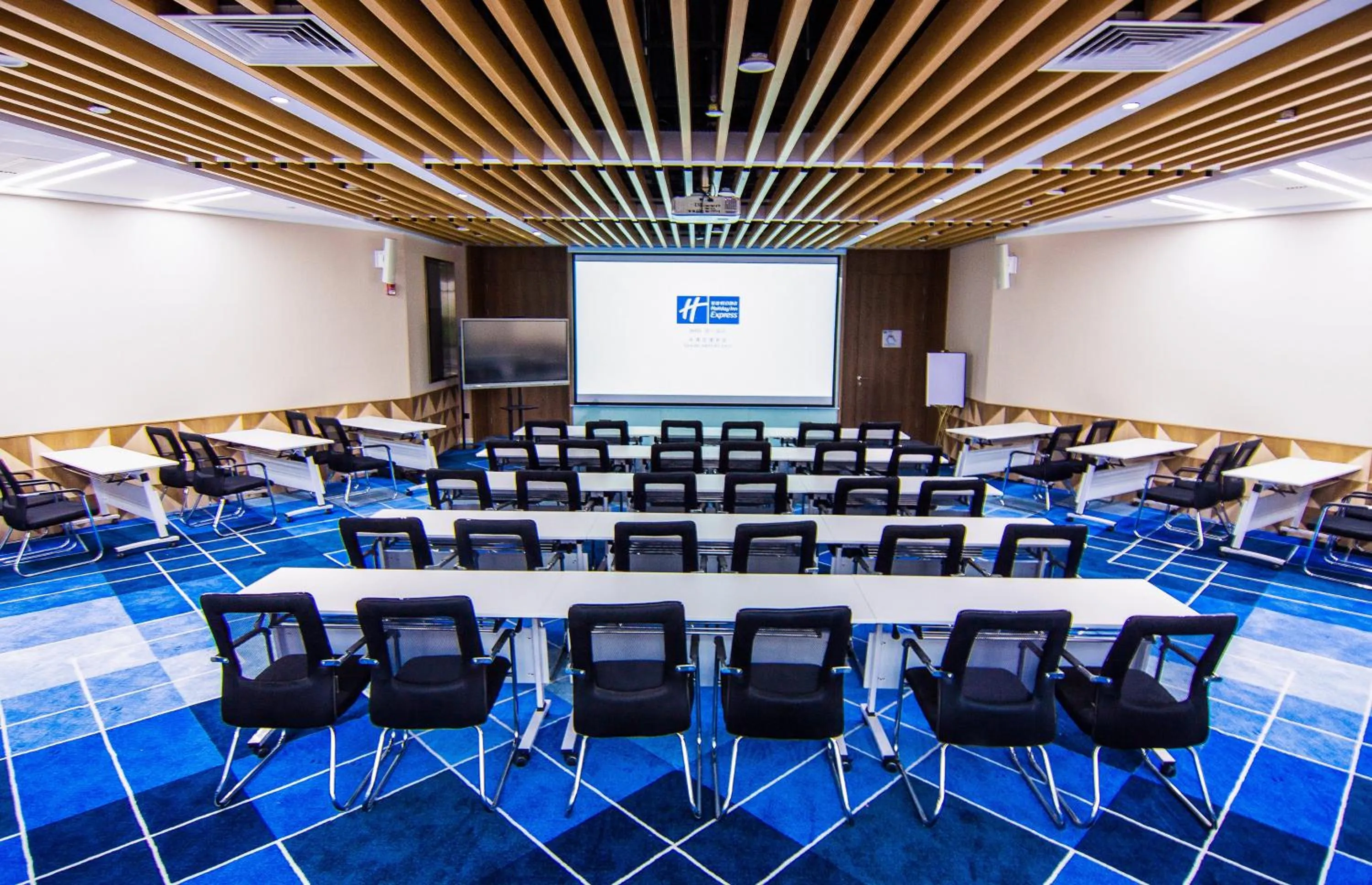 Meeting/conference room in Holiday Inn Express Tianjin Airport East by IHG