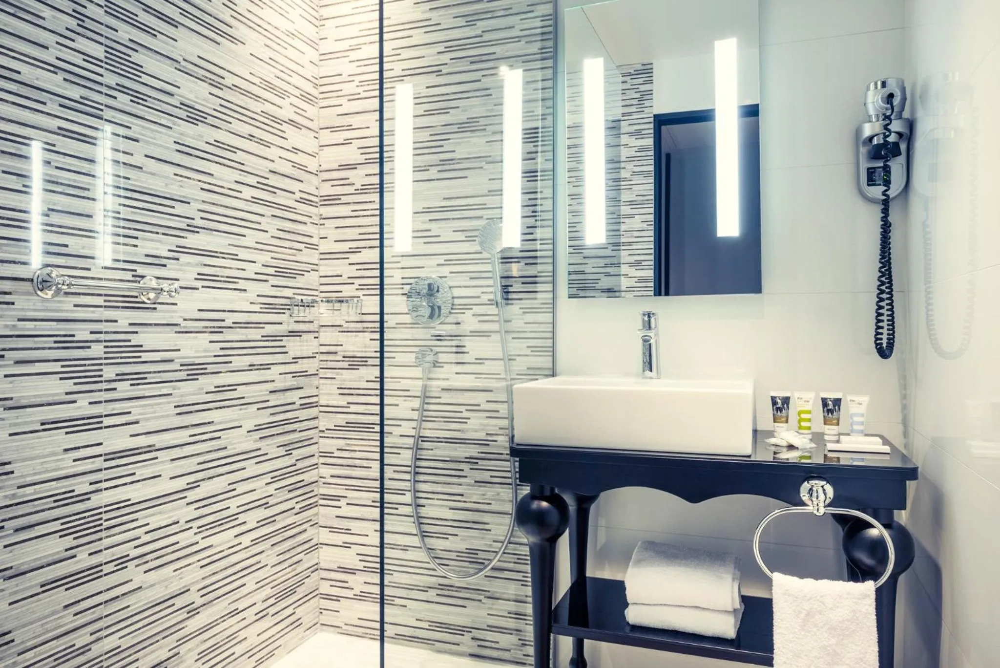 Bathroom in Mercure Paris Arc de Triomphe Wagram