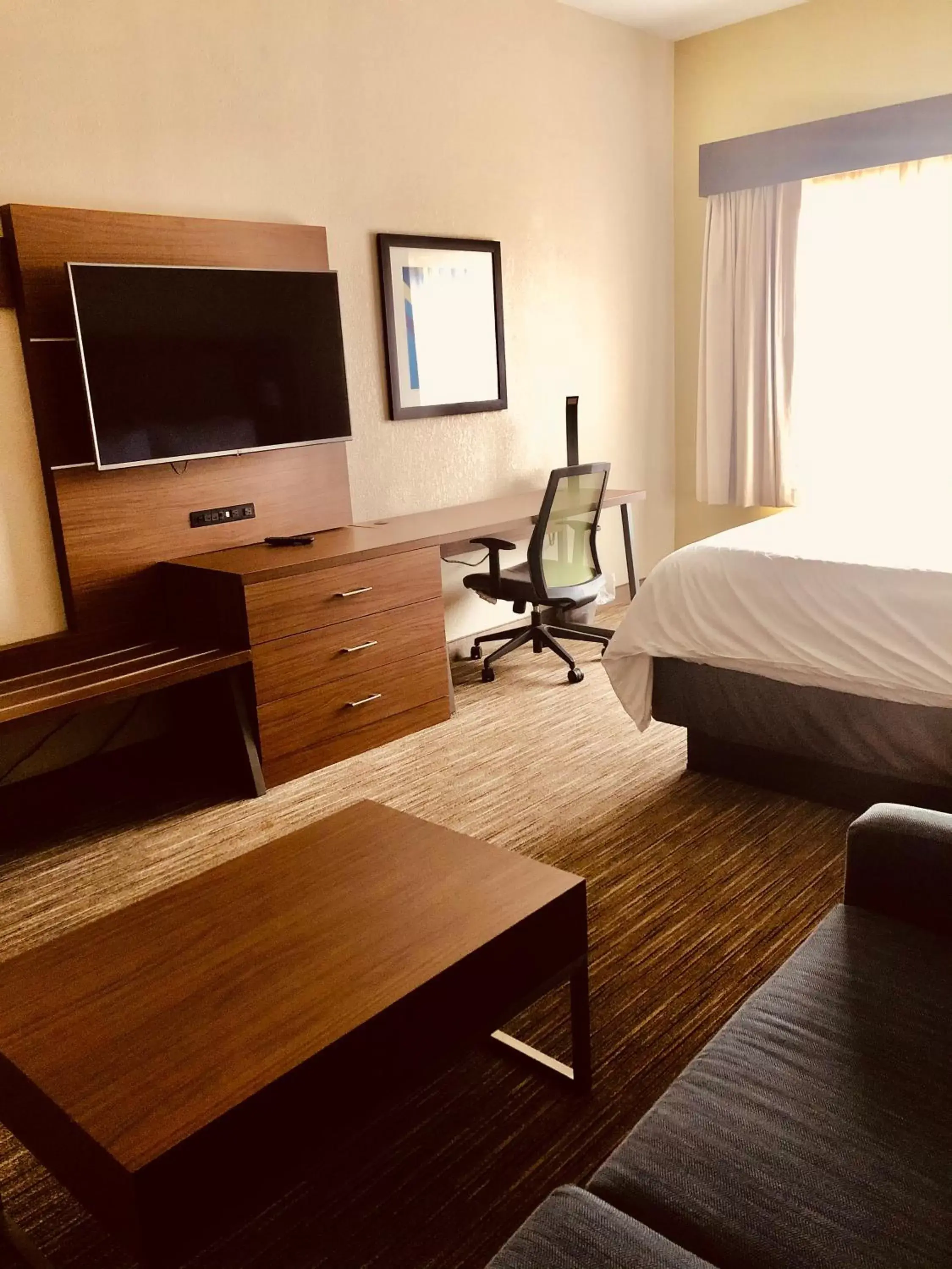 King Room - Mobility Access/Hearing Accessible in Holiday Inn Express & Suites Cedar Falls - Waterloo, an IHG Hotel King Room - Mobility Access/Hearing Accessible in Holiday Inn Express & Suites Cedar Falls - Waterloo, an IHG Hotel