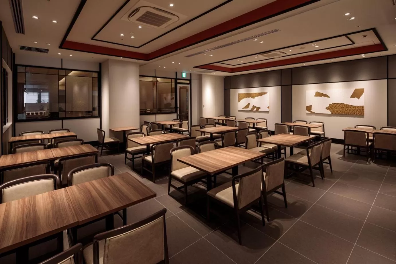 Restaurant/places to eat in Royal Pines Hotel Urawa