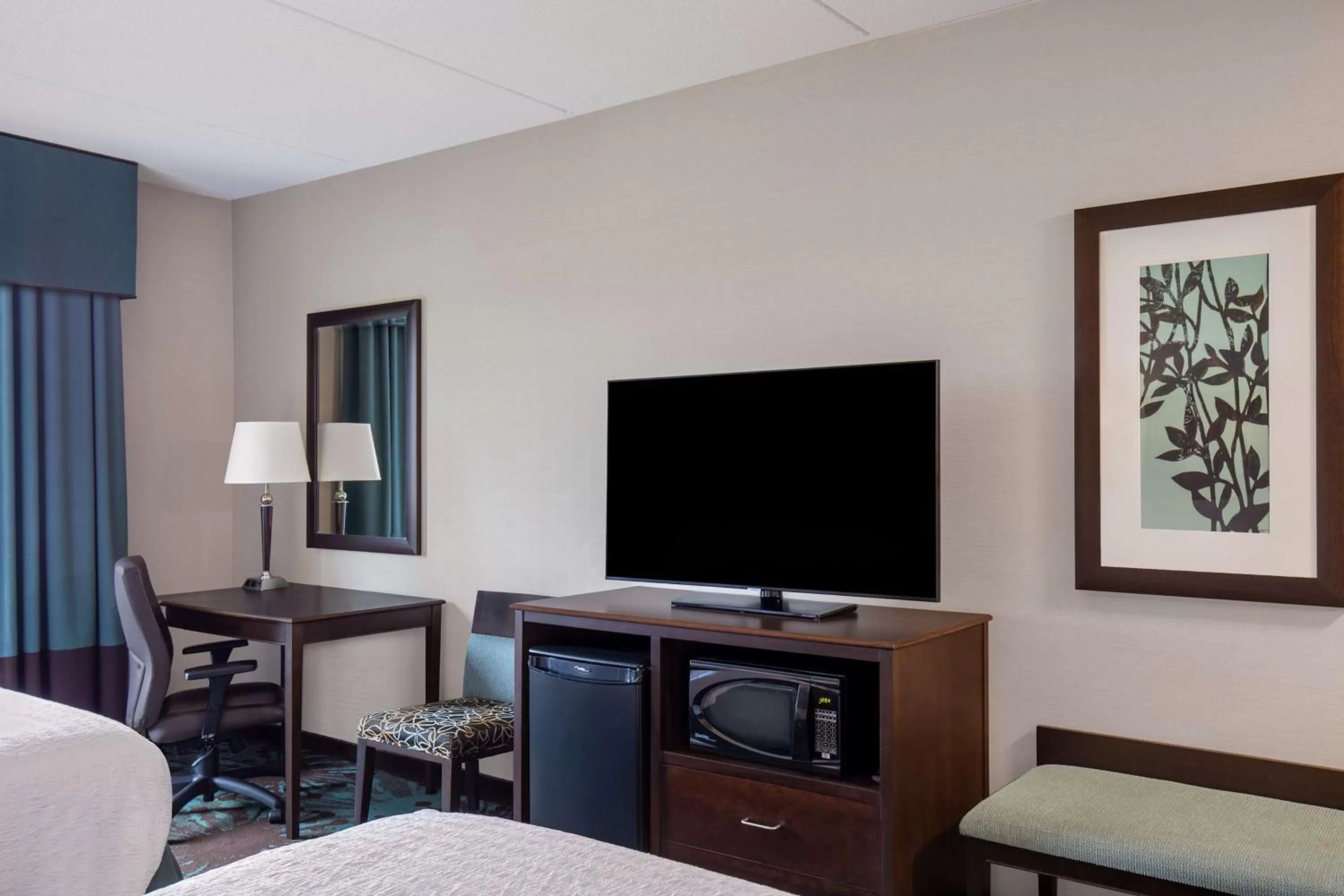 Bedroom, Bed in Hampton Inn by Hilton Toronto Airport Corporate Centre