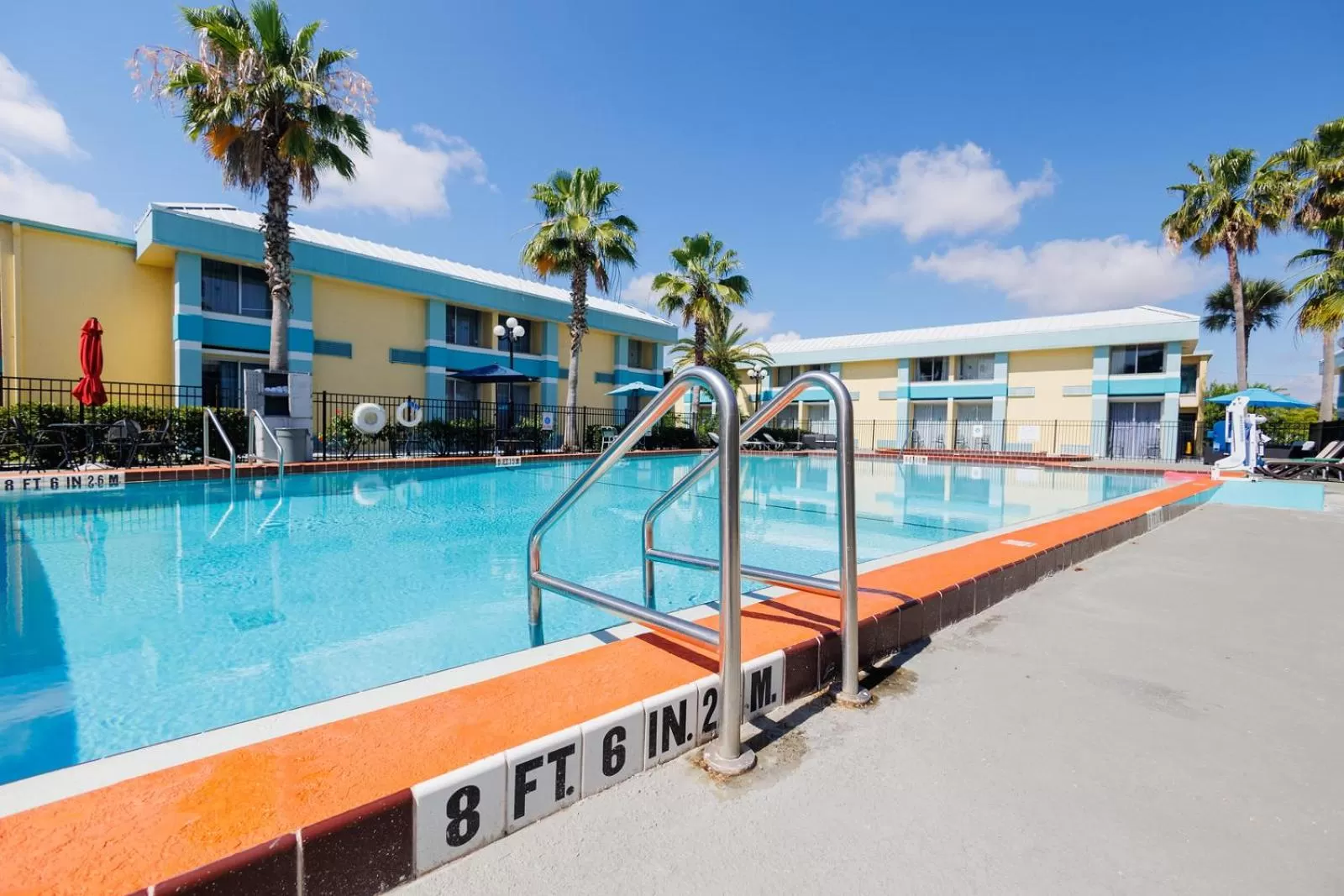 Swimming pool in Garnet Inn & Suites, Orlando