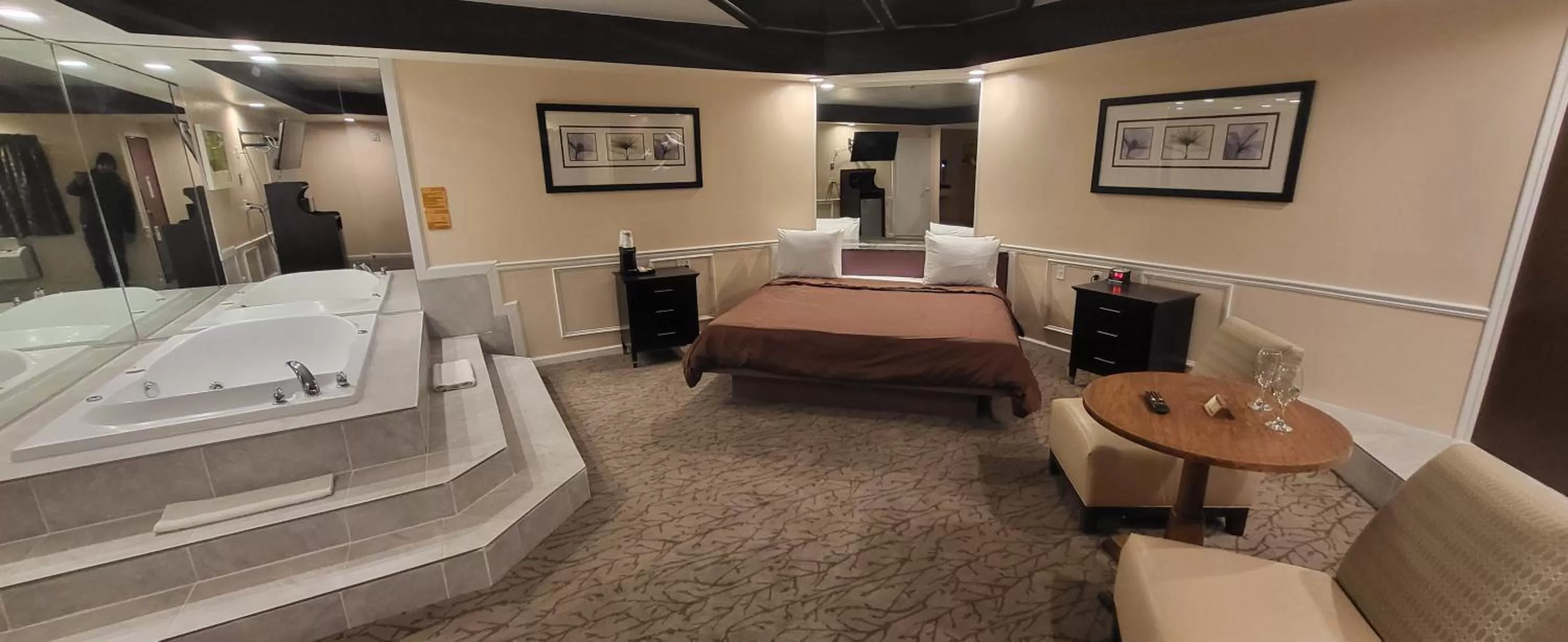 Photo of the whole room, Bed in Inn of the Dove Harrisburg-Hershey Romantic Suites