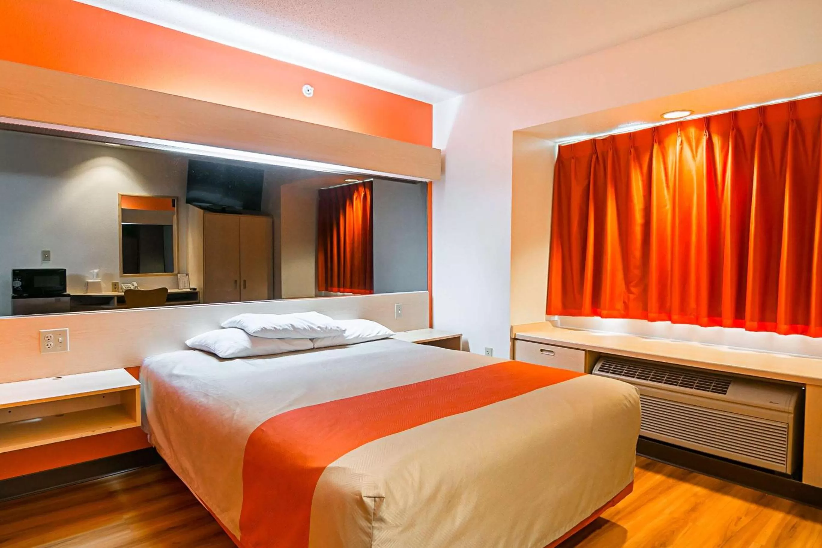 Queen Room - Non-Smoking in Motel 6-Sycamore, IL