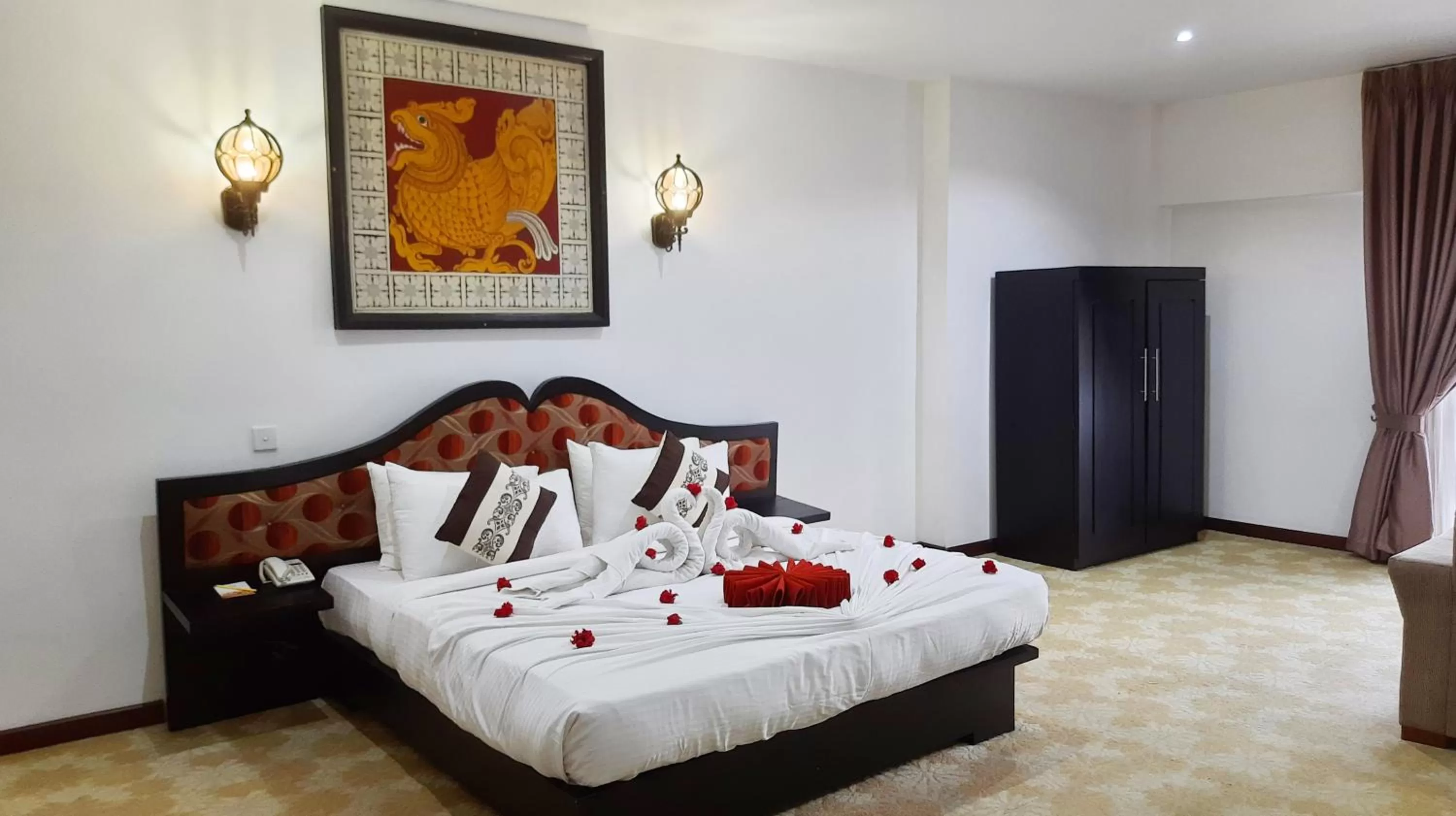 Bedroom, Bed in Royal Kandyan Hotel