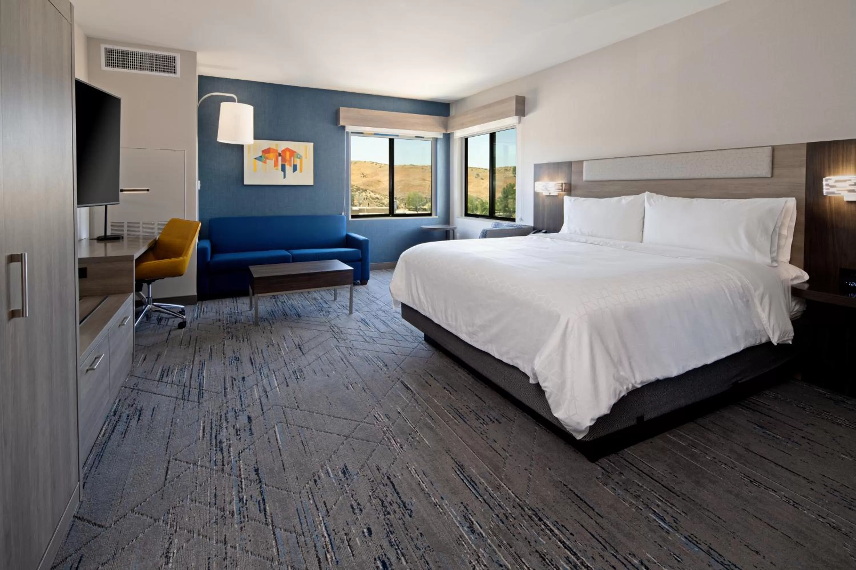 Bed in Holiday Inn Express & Suites - Valencia - Santa Clarita by IHG