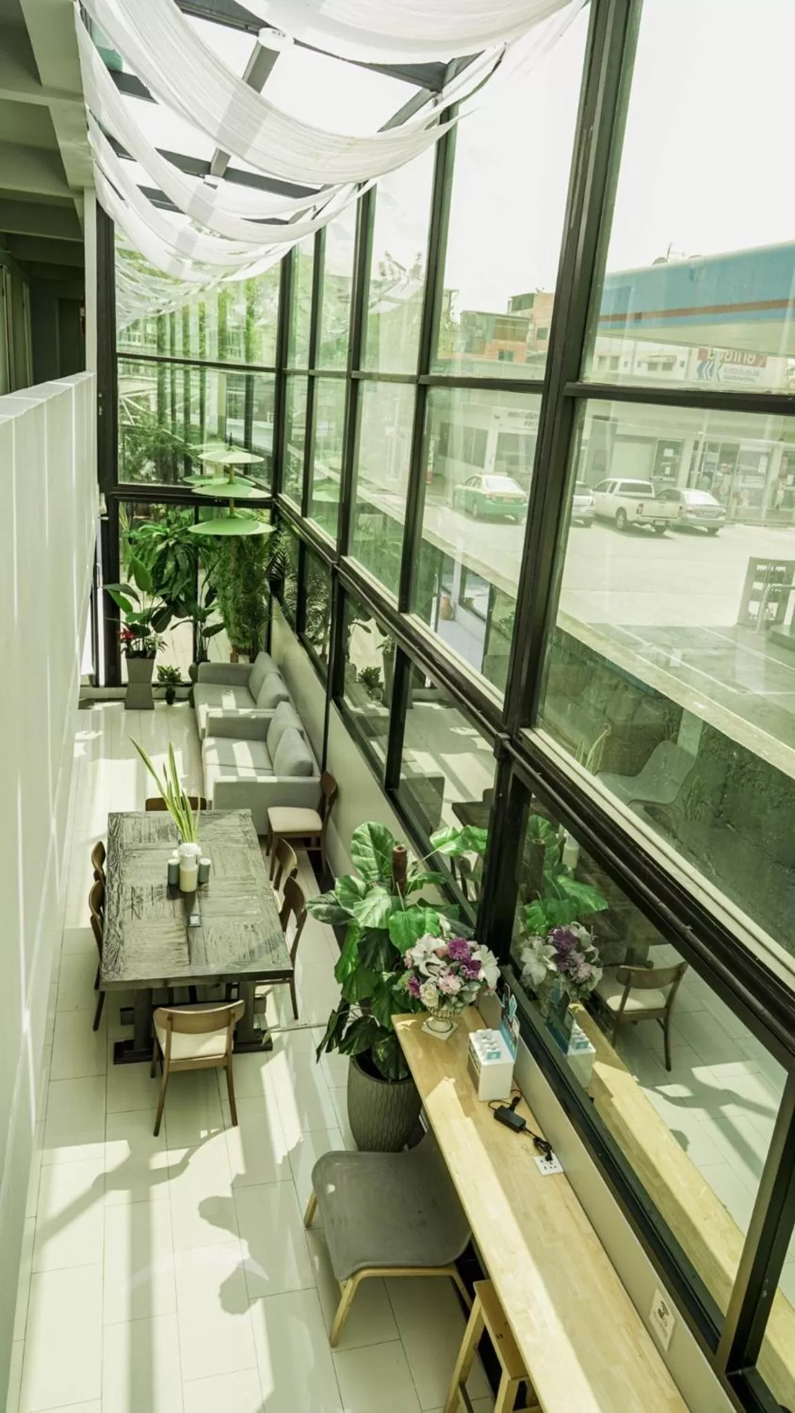 Seating area in RoomQuest Bangkok Don Mueang Airport