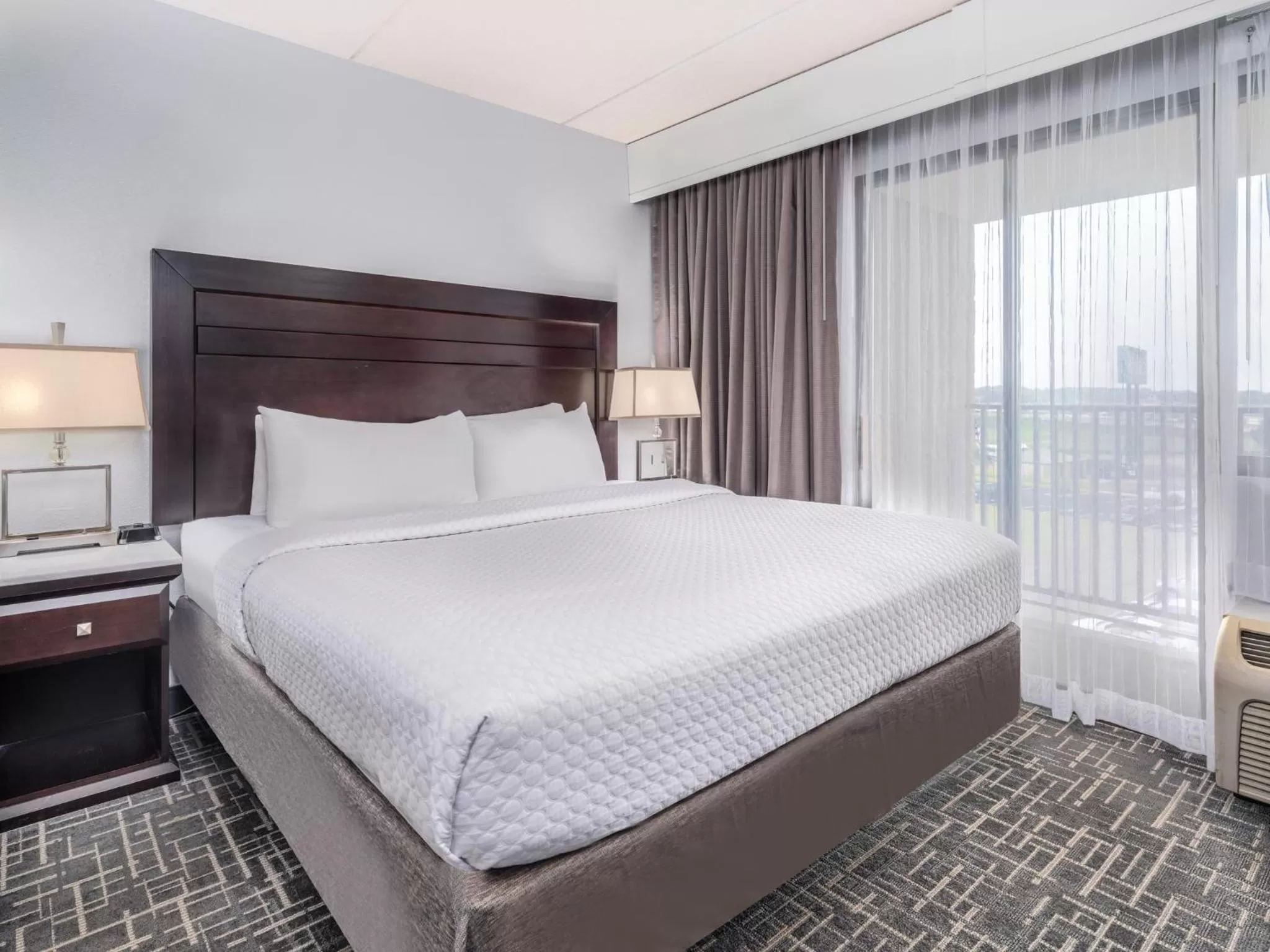 Photo of the whole room, Bed in Crowne Plaza Milwaukee Airport by IHG