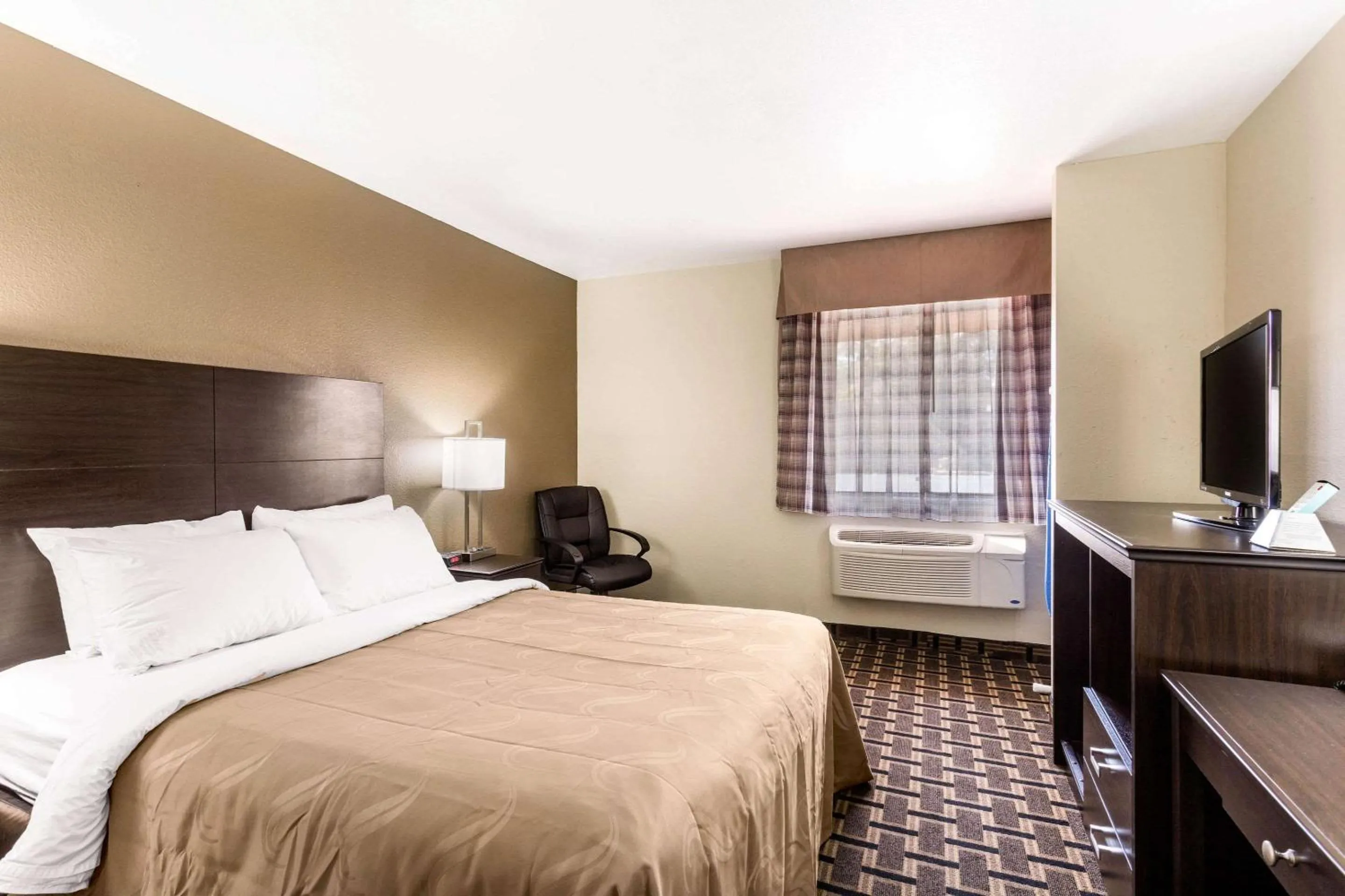 Photo of the whole room, Bed in Quality Inn Salt Lake City Downtown