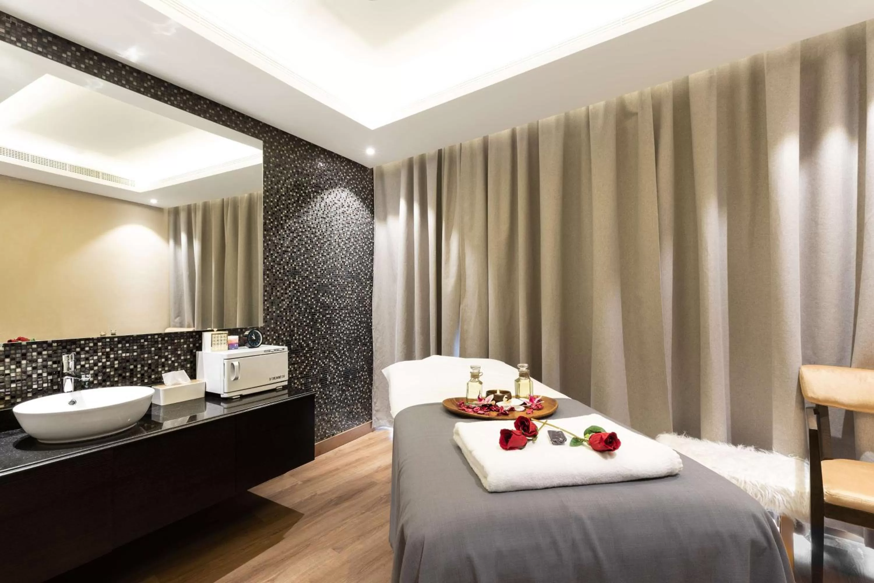 Spa and wellness centre/facilities, Bed in Radisson Blu Hotel, Dubai Canal View