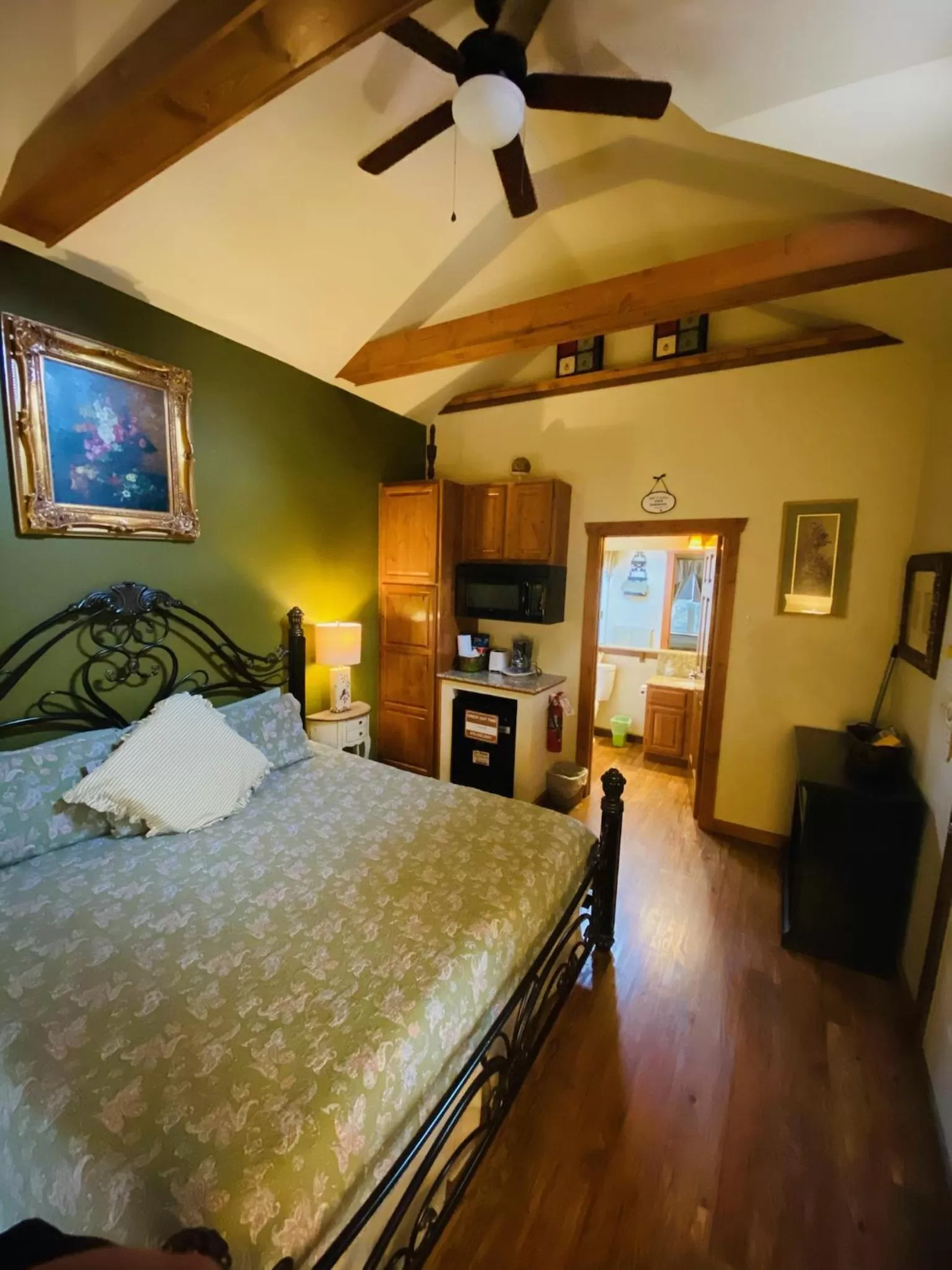 Photo of the whole room, Bed in All Seasons Treehouse Village